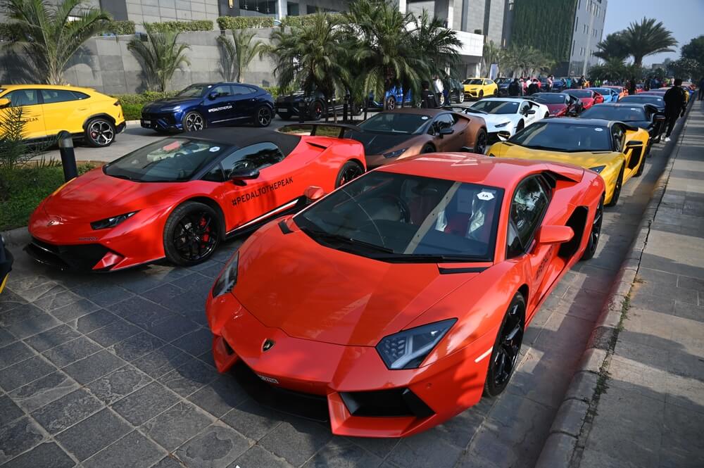 many_sports_cars_dubai