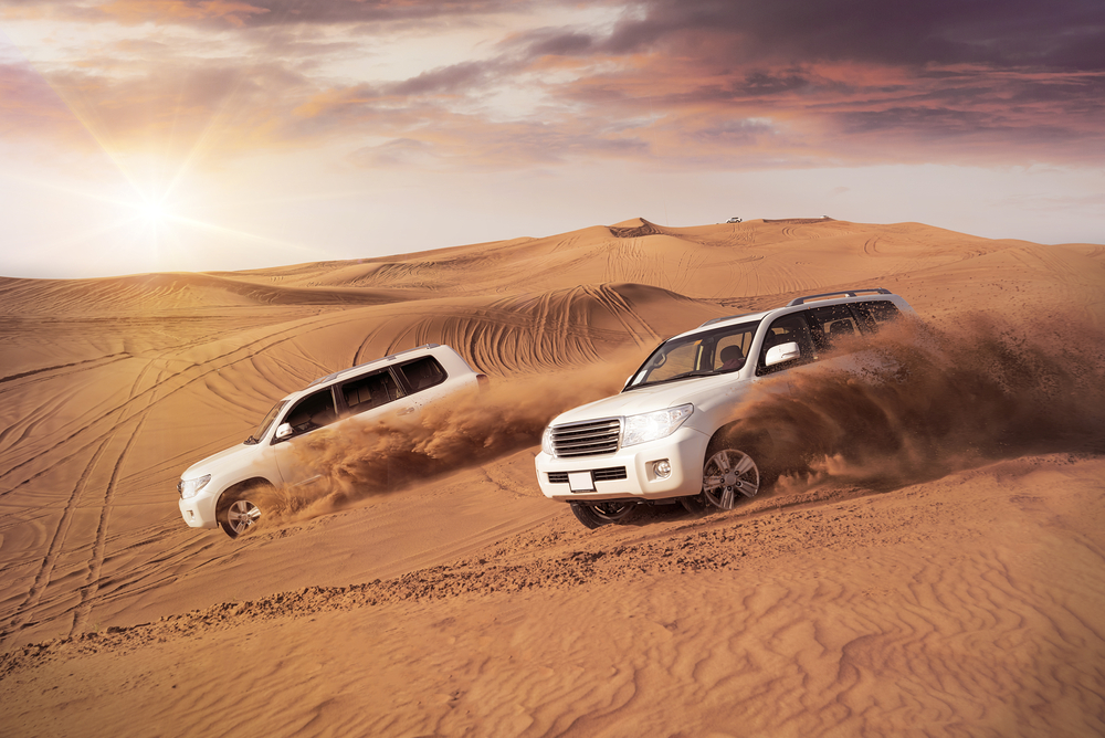 coches blancos en desierto