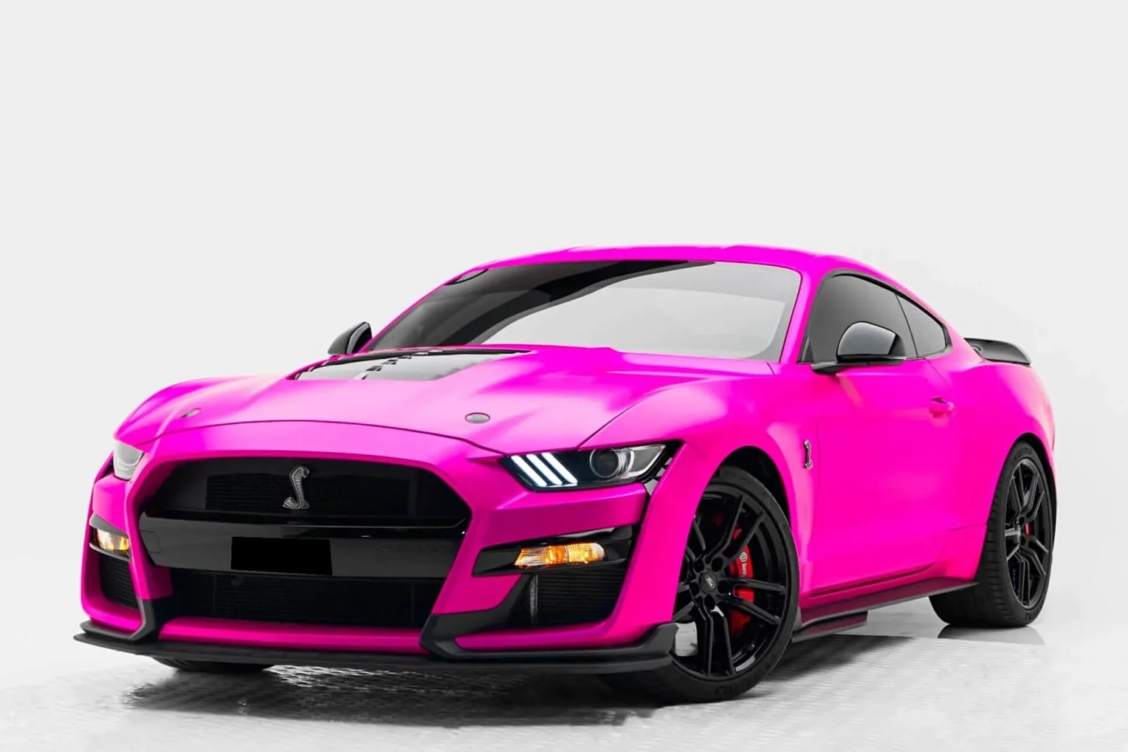 Kiralık Ford Mustang Shelby GT 500 Pembe 2023 içinde Dubai