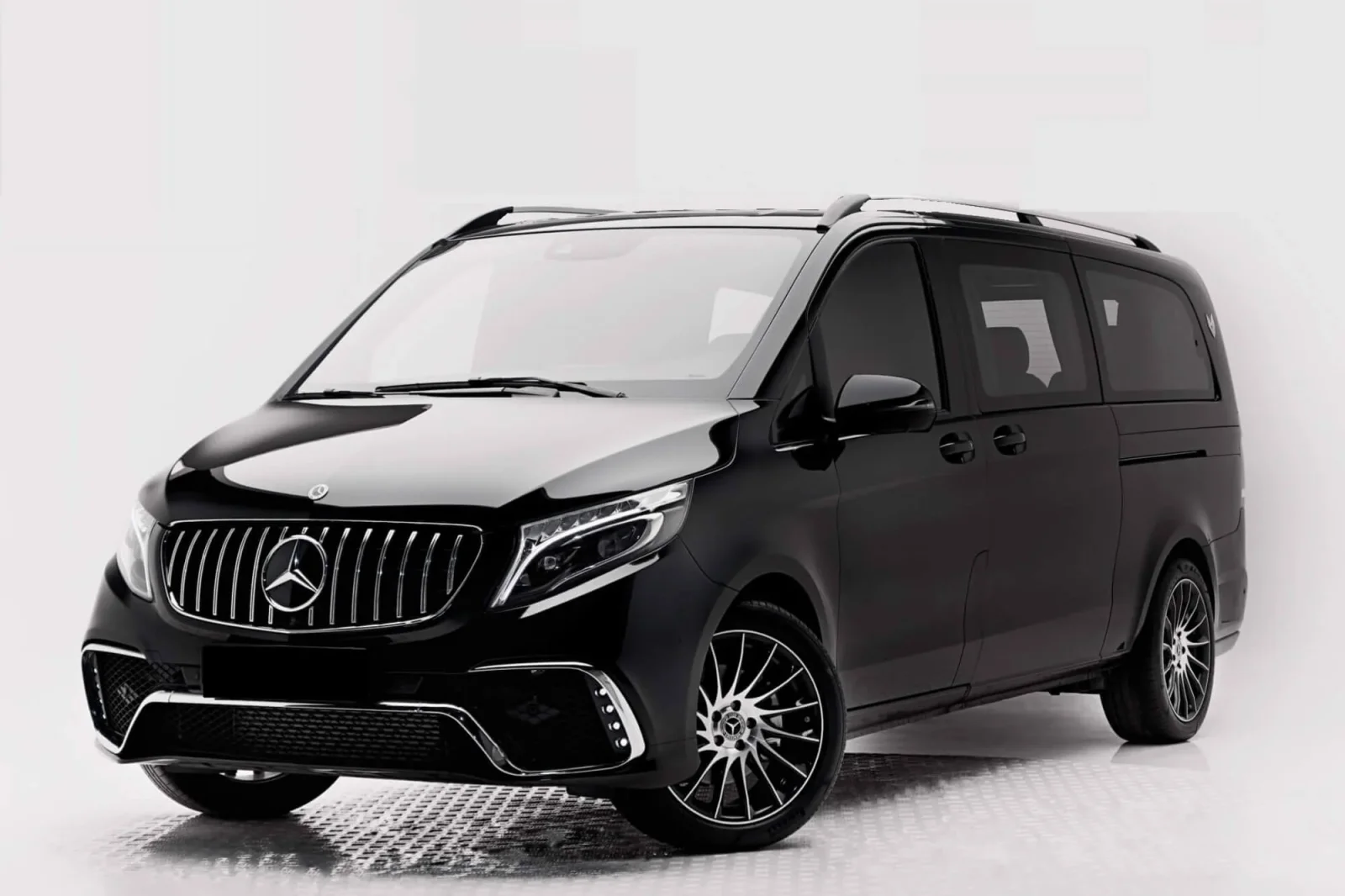 Loyer Mercedes-Benz V-Class Falcon Edition Noir 2023 en Dubai