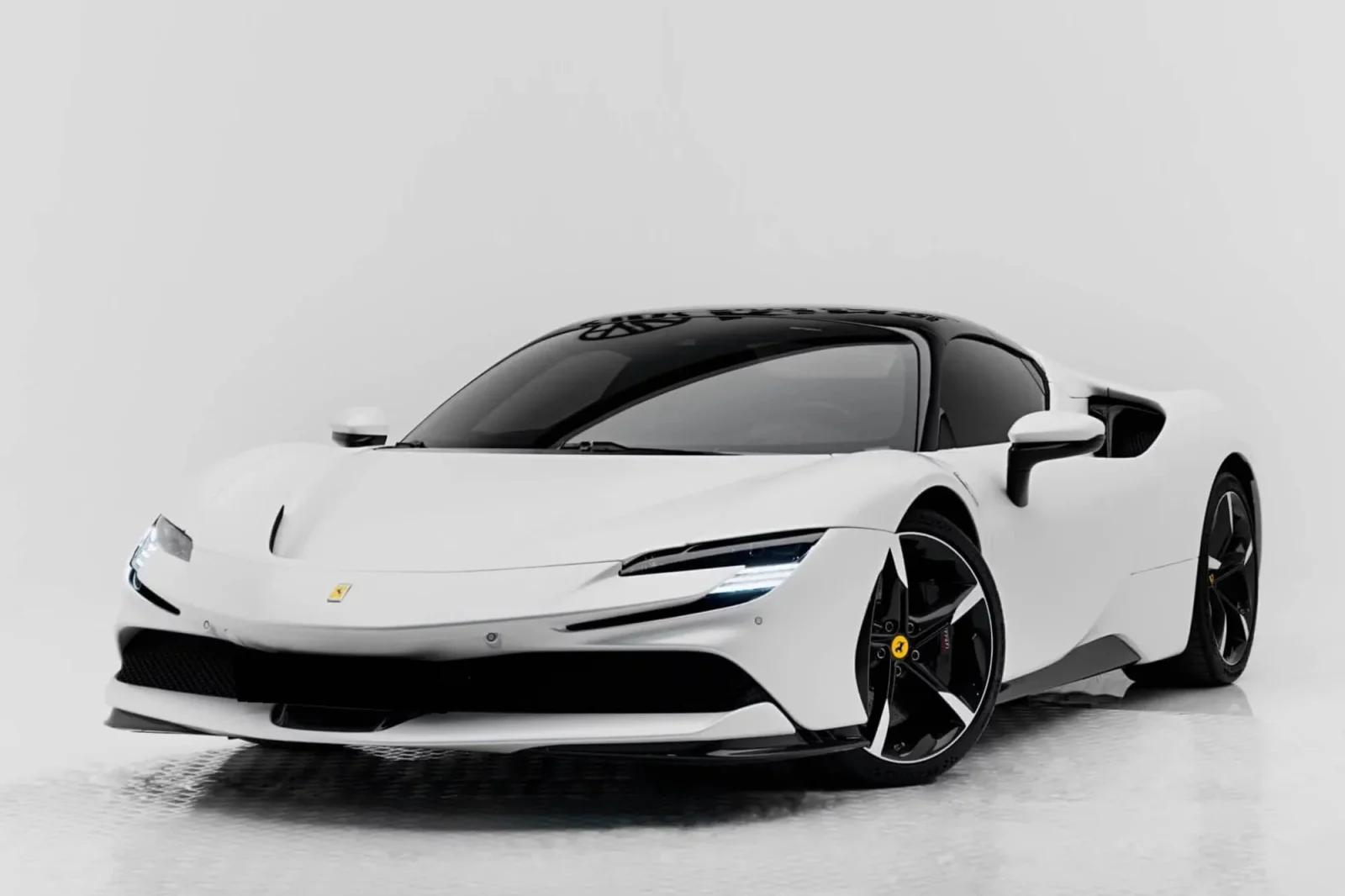 Loyer Ferrari SF90 Stradale Spider Blanc 2023 en Dubai