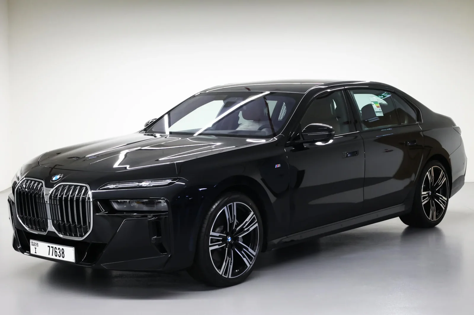 Alquiler BMW 7-Series 735Li Negro 2023 en Dubái