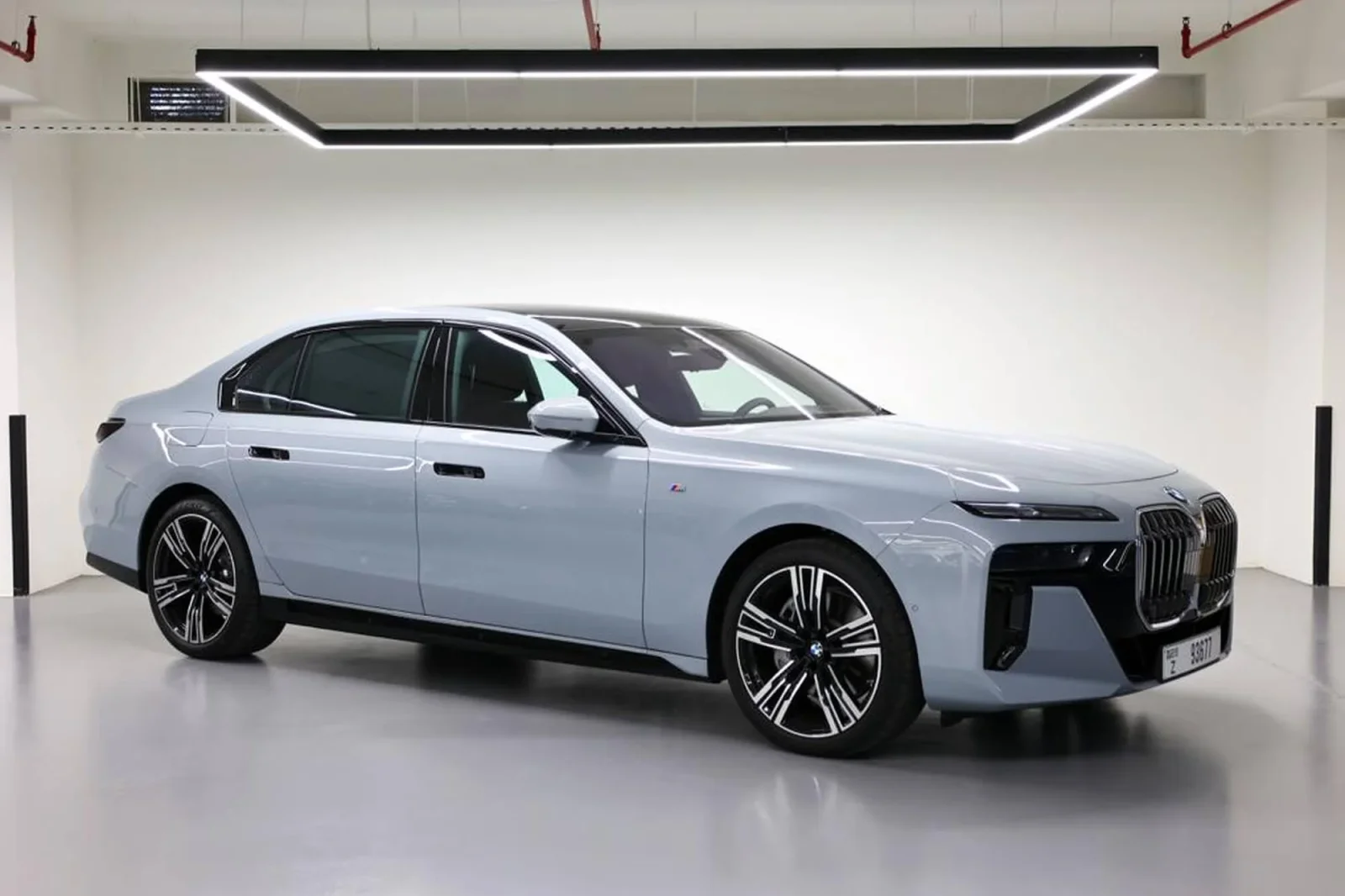 Miete BMW 7-Series 740Li Blau 2023 in der Dubai