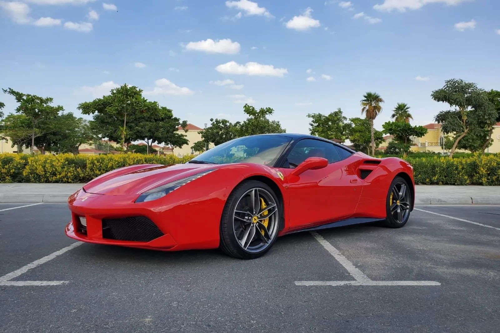 Miete Ferrari 488 GTB  Rot 2021 in der Dubai