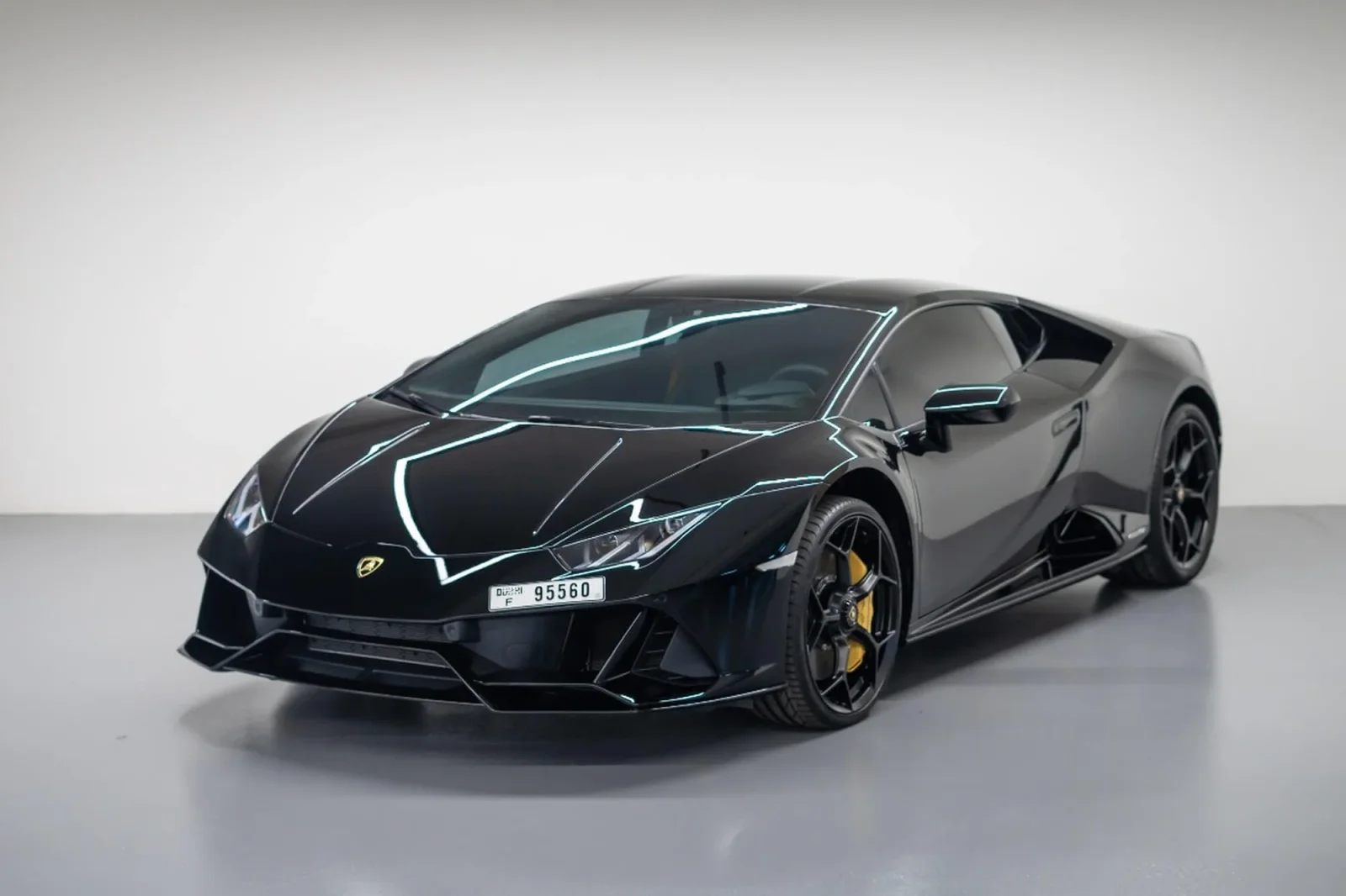 Kiralık Lamborghini Huracan evo Siyah 2022 içinde Dubai