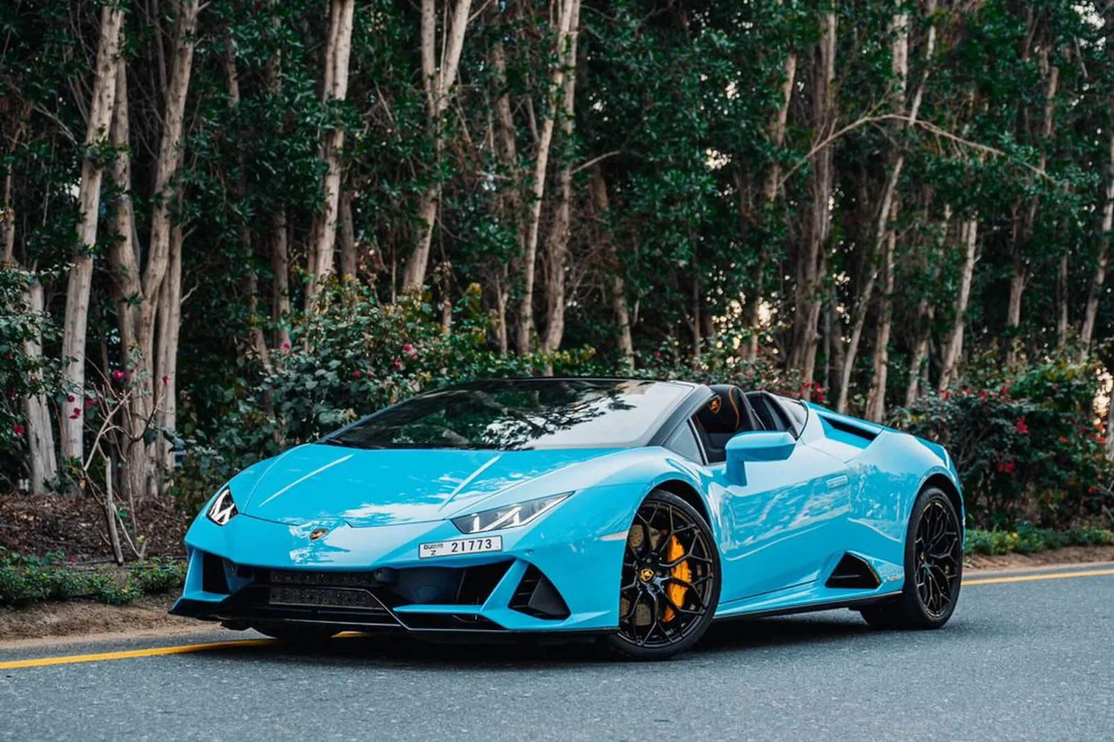 Miete Lamborghini Huracan evo spyder Himmelblau 2024 in der Dubai