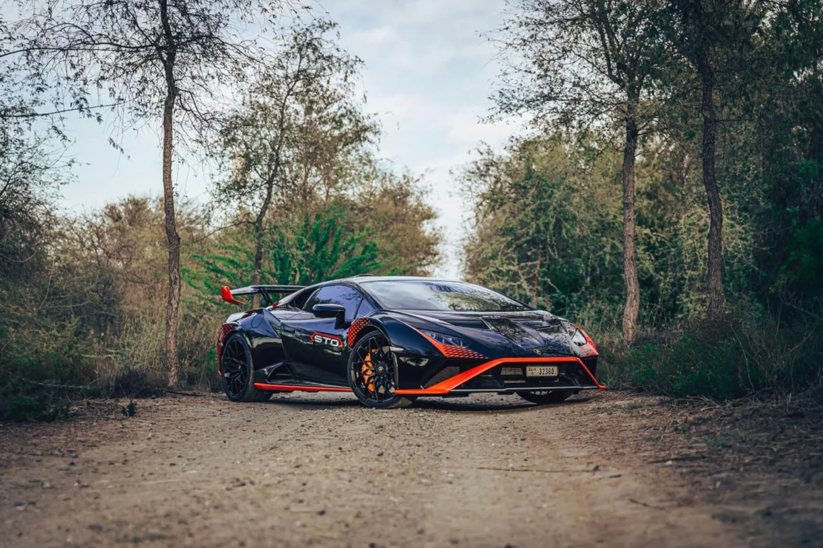 Miete Lamborghini Huracan STO Schwarz 2022 in der Dubai