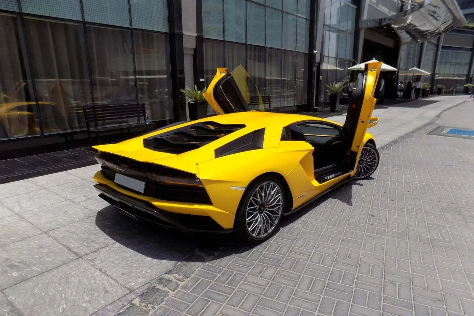 Huren Lamborghini Aventador S Geel 2021 in Dubai - 4 