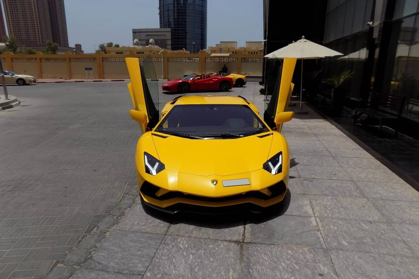 Huren Lamborghini Aventador S Geel 2021 in Dubai - 2 
