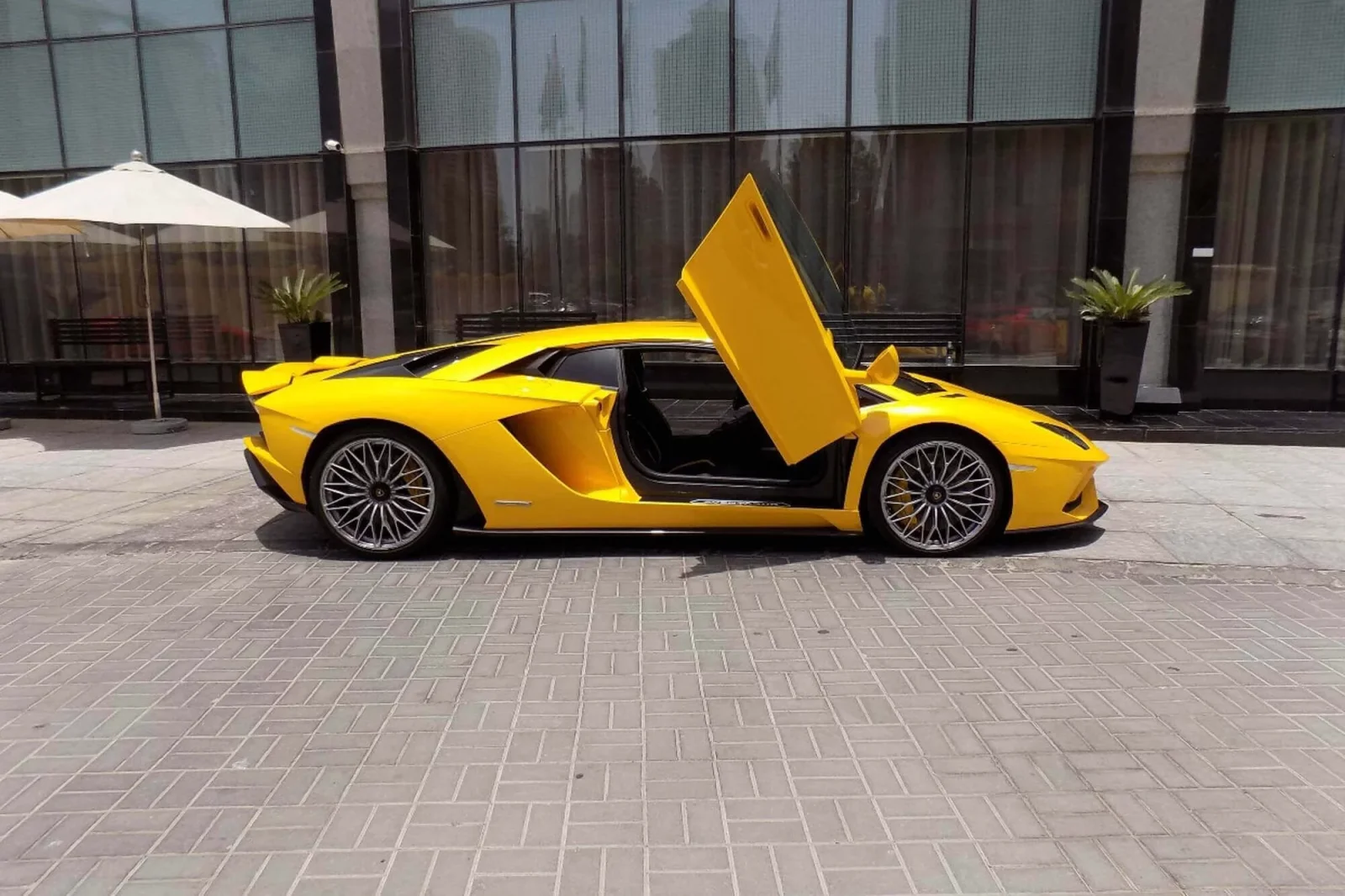 Huren Lamborghini Aventador S Geel 2021 in Dubai - 3 