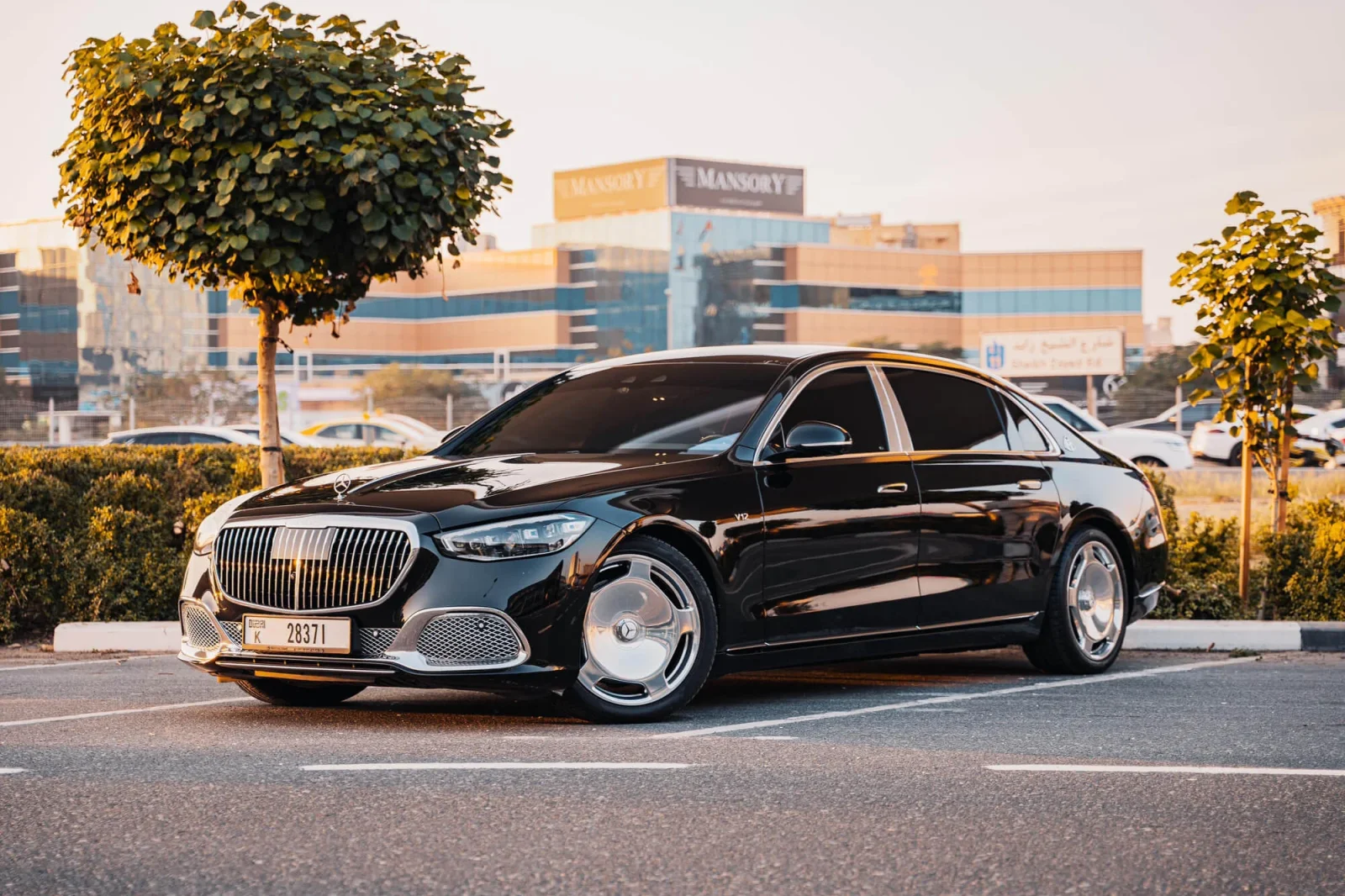 Miete Mercedes-Benz S-Class S680 Maybach Schwarz 2022 in der Dubai