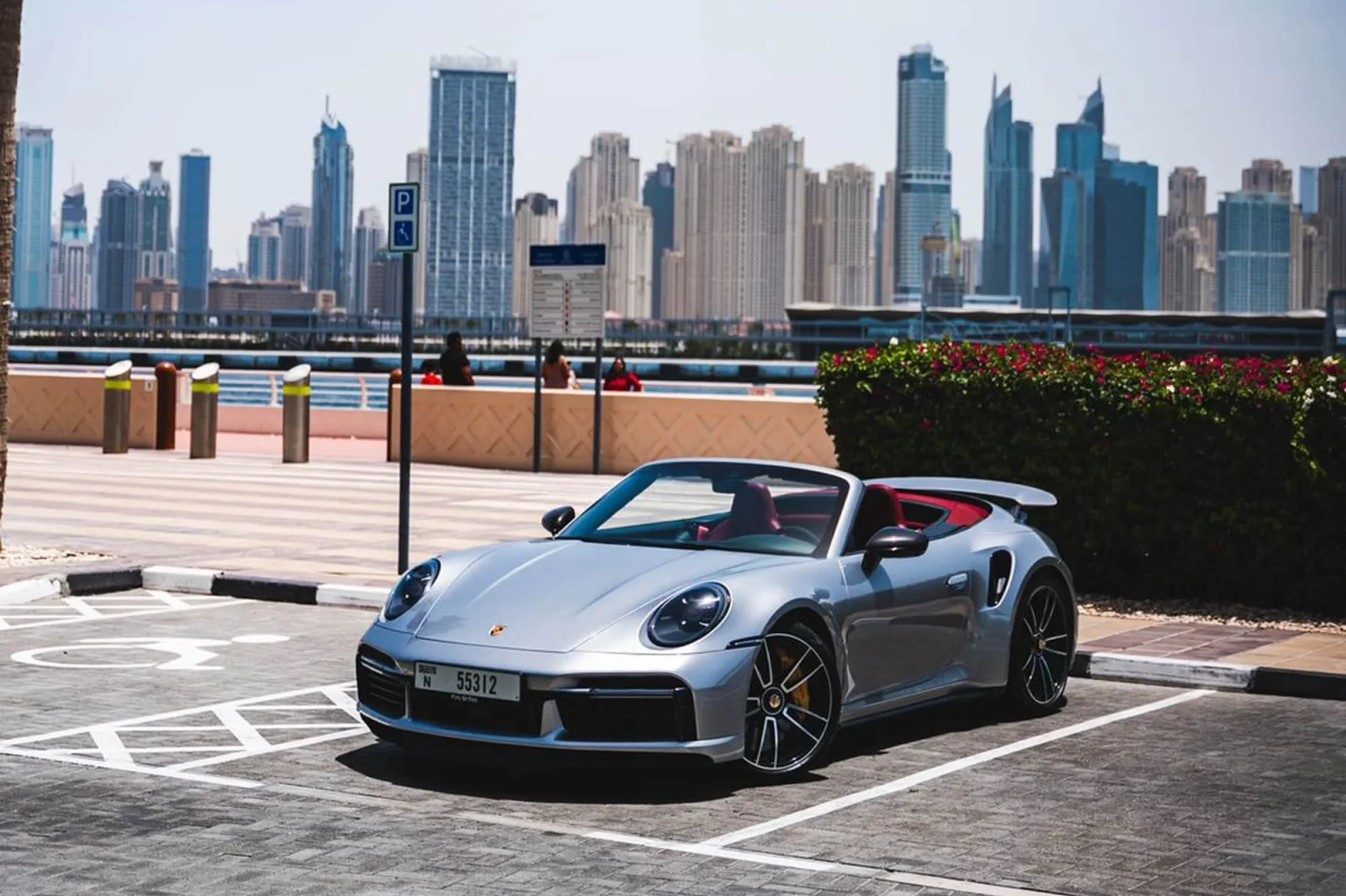 Miete Porsche 911 turbo s cabrio Silber 2024 in der Dubai