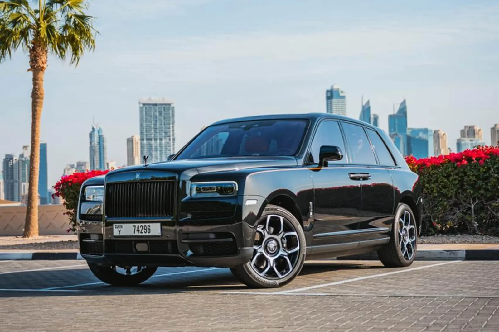 Kiralık Rolls-Royce Cullinan black badge Siyah 2022 içinde Dubai