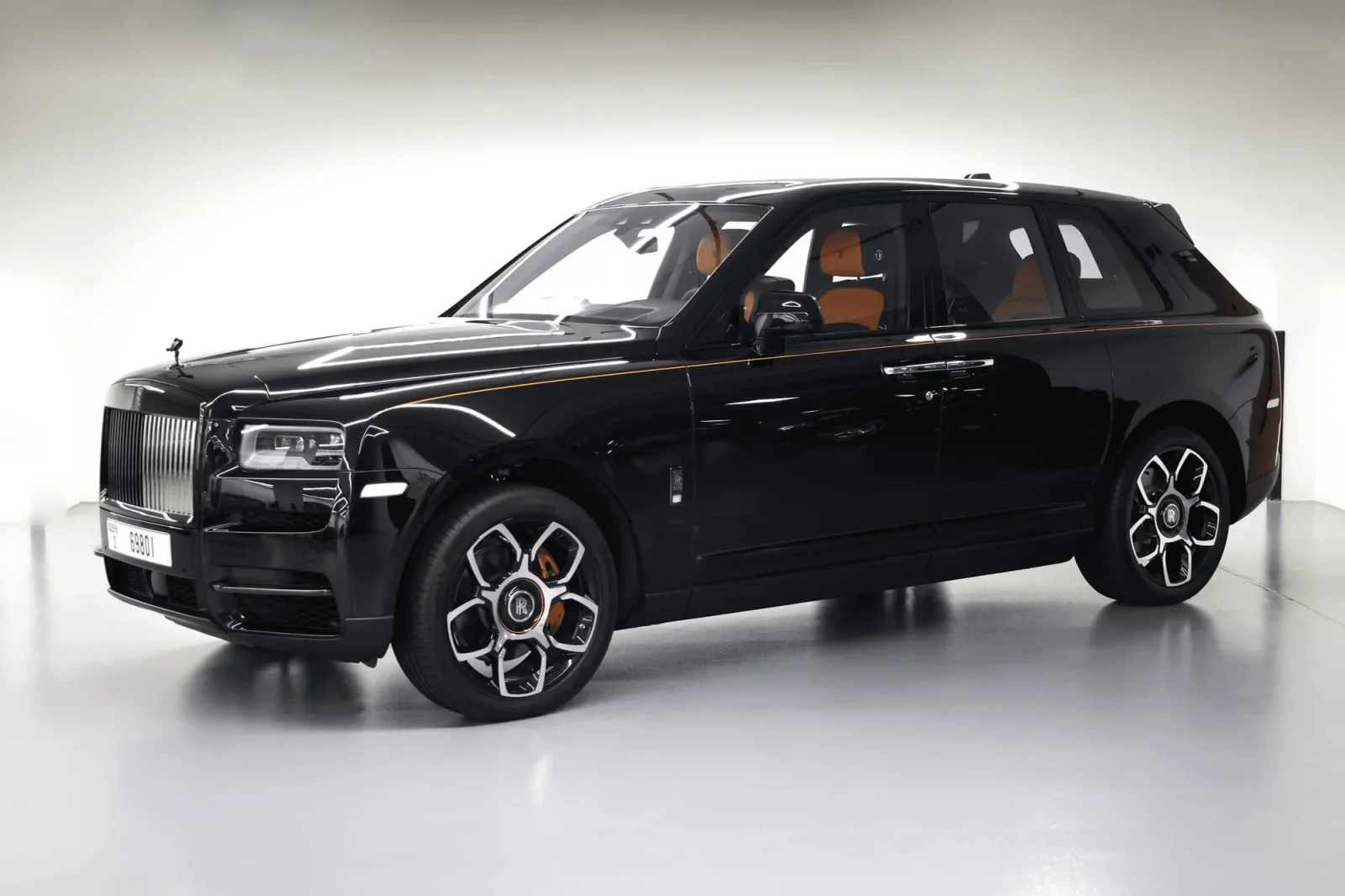 Kiralık Rolls-Royce Cullinan black badge Siyah 2023 içinde Dubai