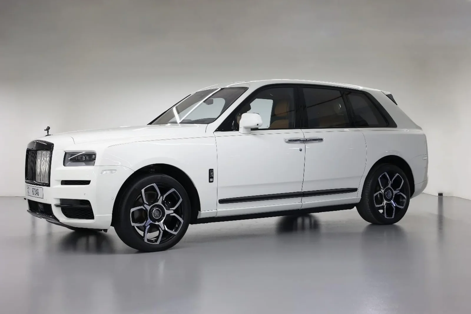 Loyer Rolls-Royce Cullinan black badge Blanc 2022 en Dubai