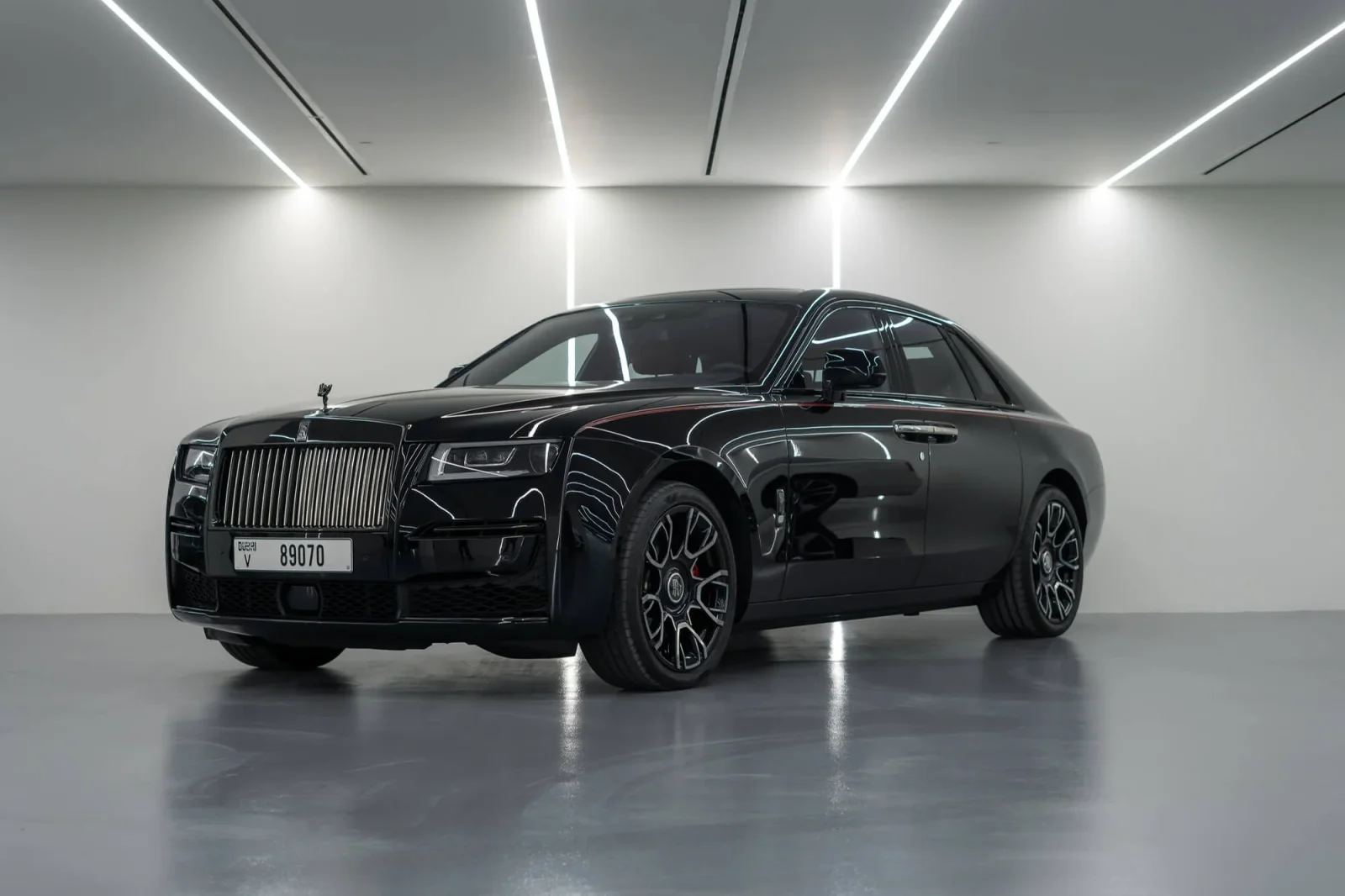 Miete Rolls-Royce Ghost black badge Schwarz 2022 in der Dubai