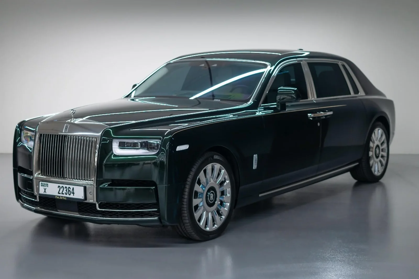 Kiralık Rolls-Royce Phantom  Yeşil 2022 içinde Dubai