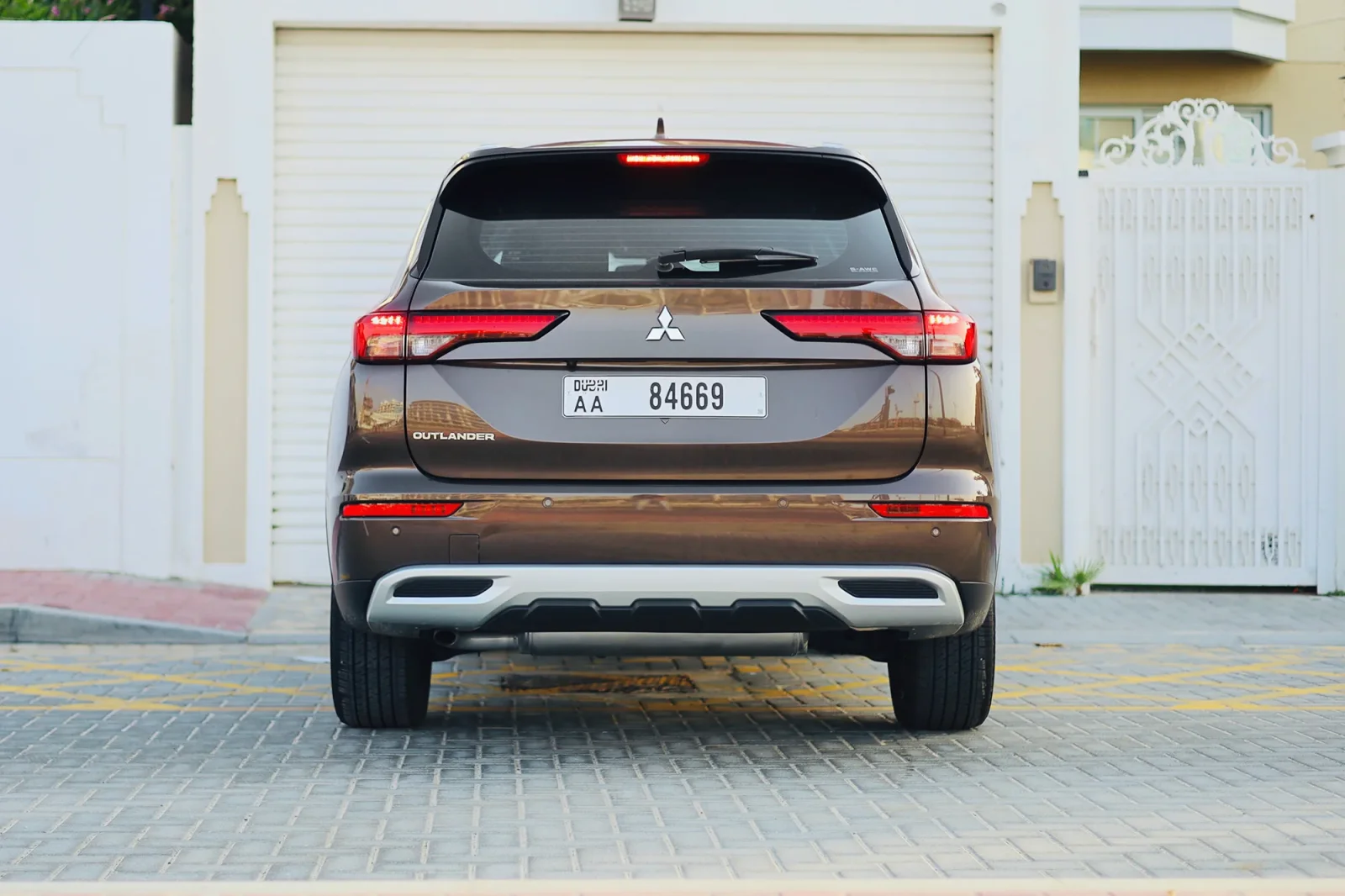 Loyer Mitsubishi Outlander  Brun 2024 en Dubai - 9 