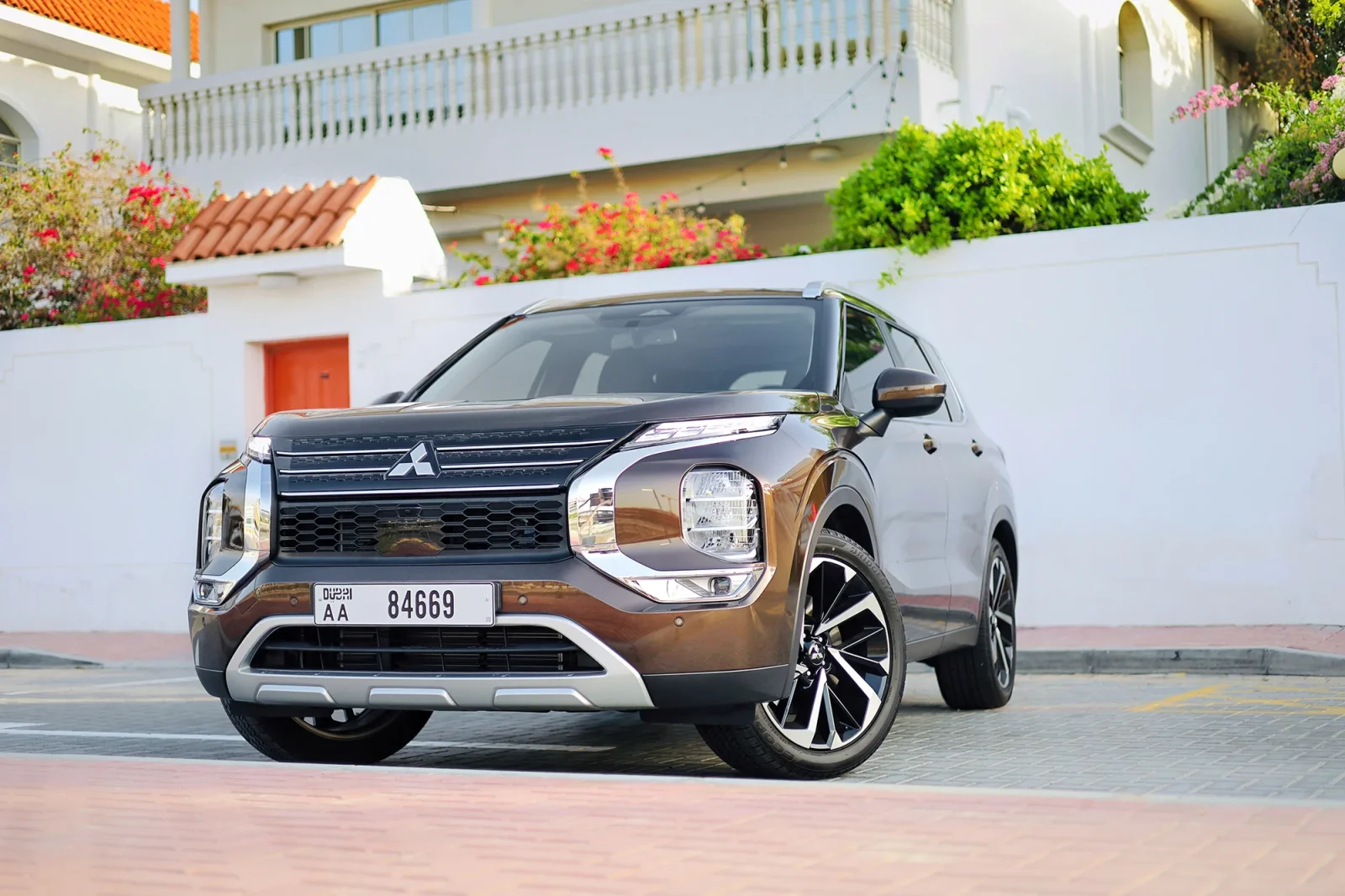 Loyer Mitsubishi Outlander  Brun 2024 en Dubai - 2 