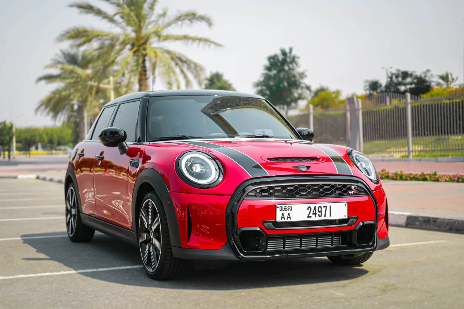 Miete Mini Cooper S Rot 2023 in der Dubai