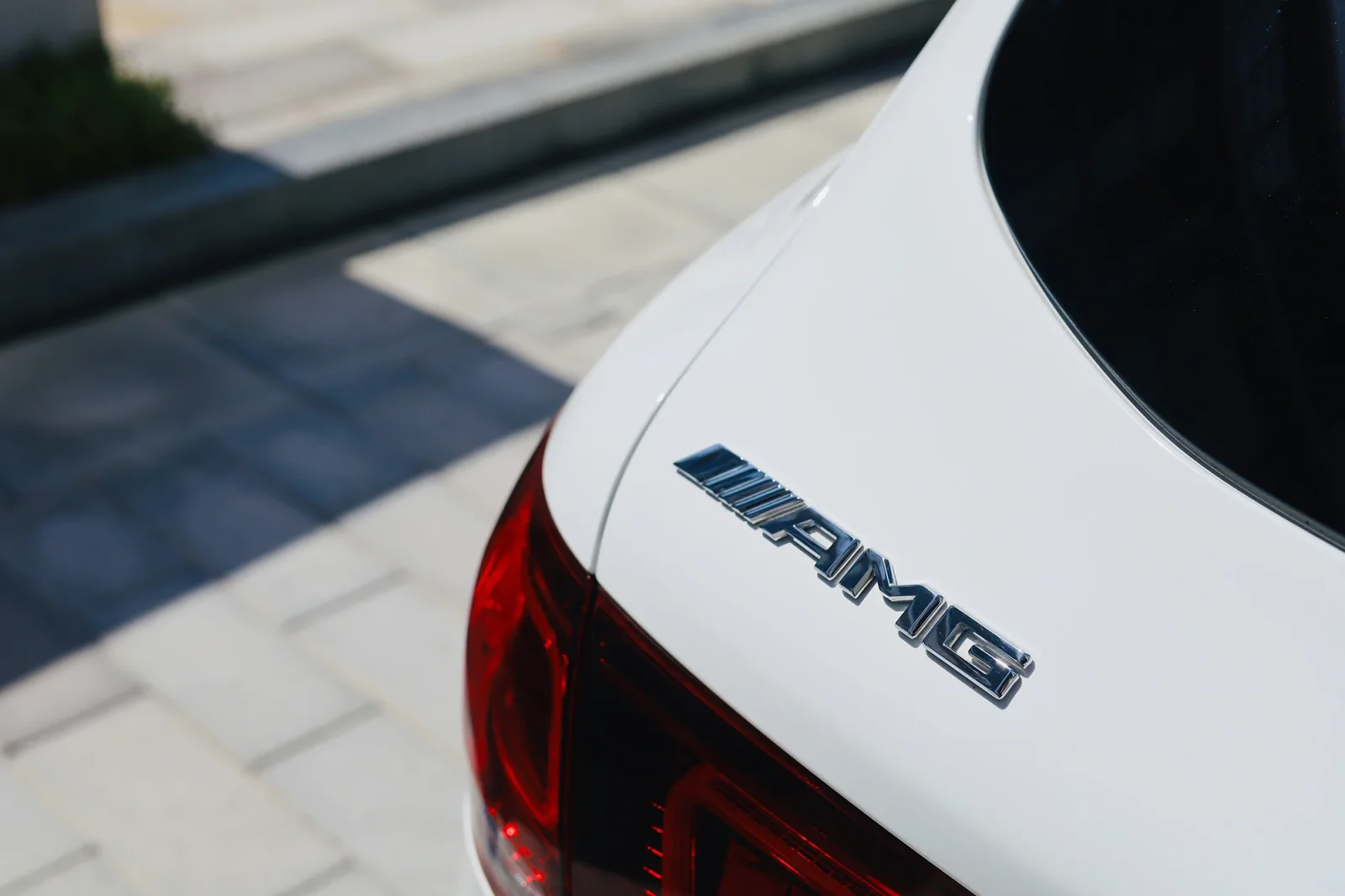 Alquiler Mercedes-Benz GLC 43 AMG Blanco 2022 en Dubái - 12 