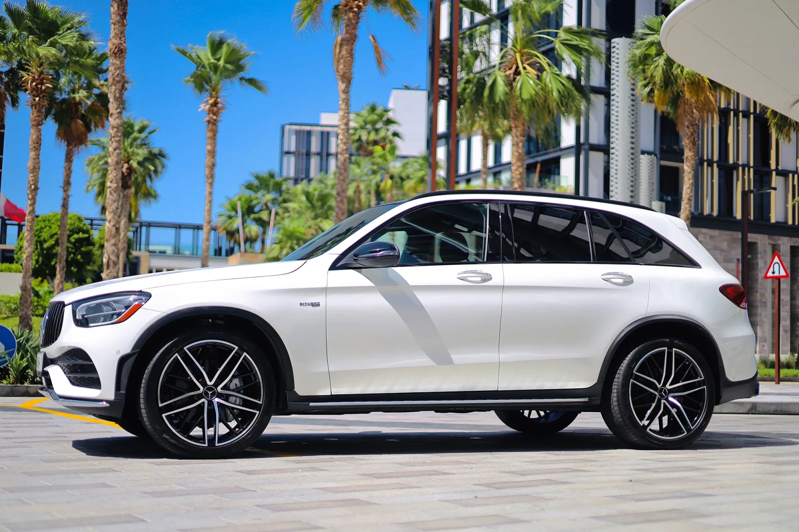 Alquiler Mercedes-Benz GLC 43 AMG Blanco 2022 en Dubái - 7 