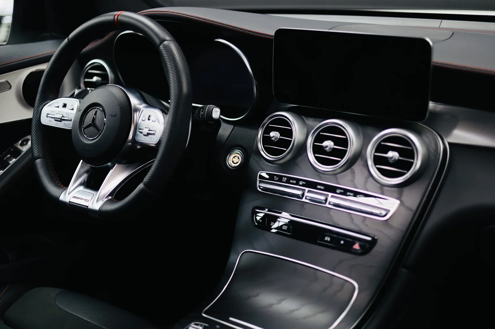 Alquiler Mercedes-Benz GLC 43 AMG Blanco 2022 en Dubái - 3 