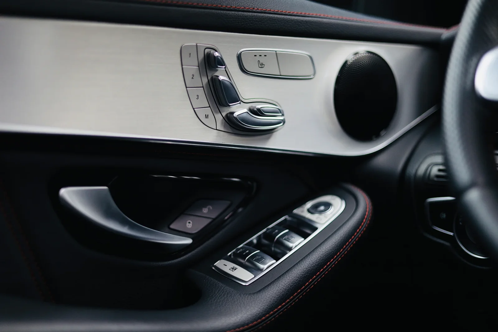 Alquiler Mercedes-Benz GLC 43 AMG Blanco 2022 en Dubái - 6 