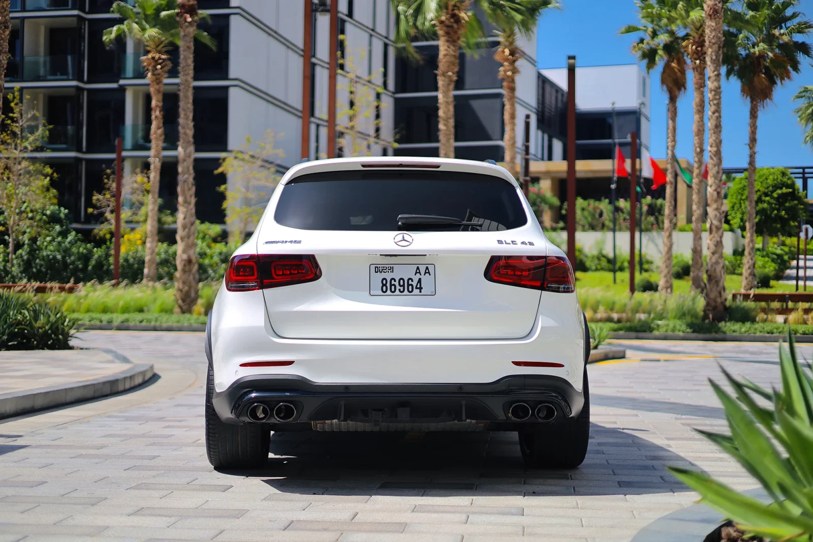 Alquiler Mercedes-Benz GLC 43 AMG Blanco 2022 en Dubái - 10 