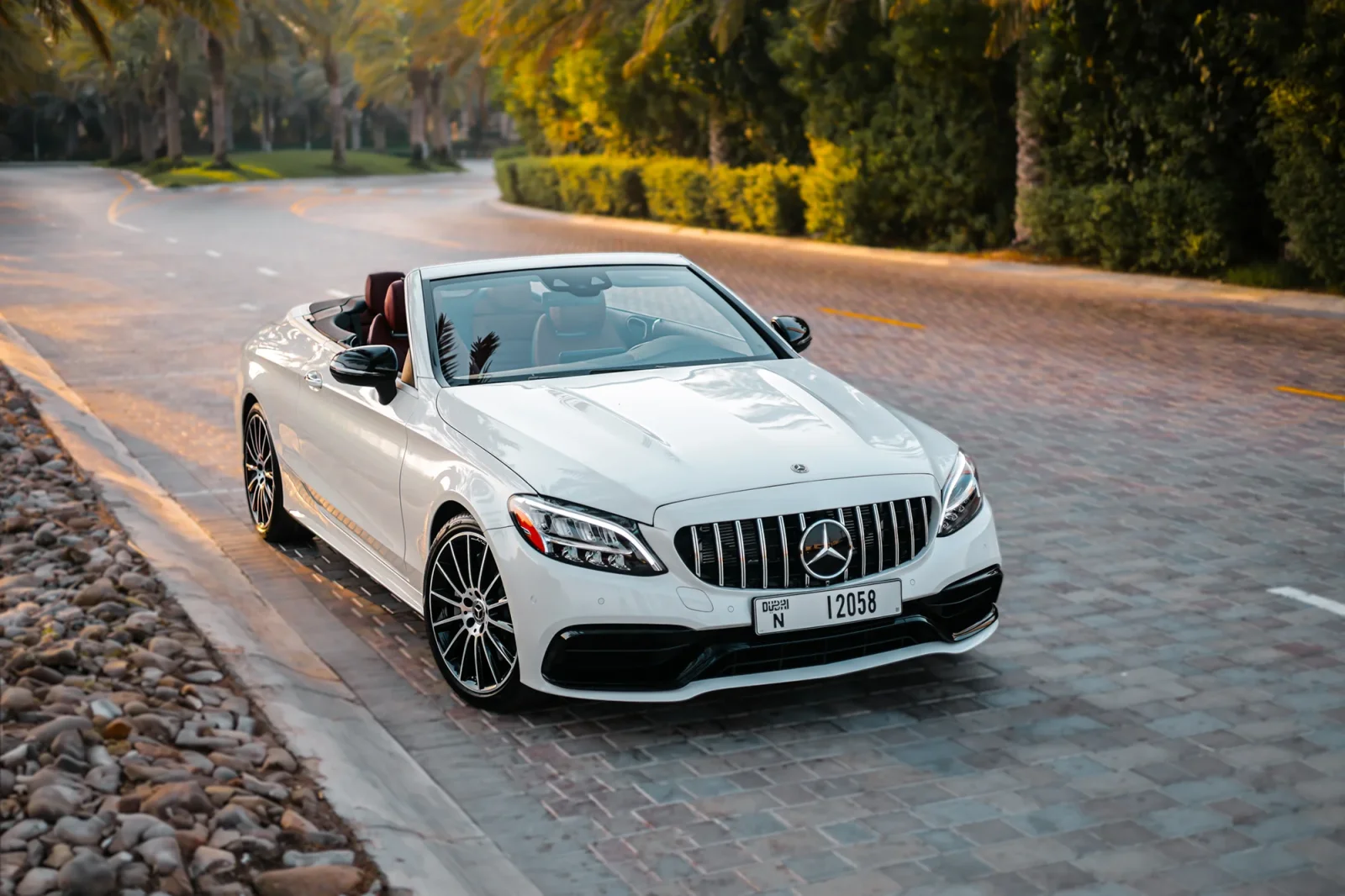 Alquiler Mercedes-Benz C-Class С300 Blanco 2022 en Dubái