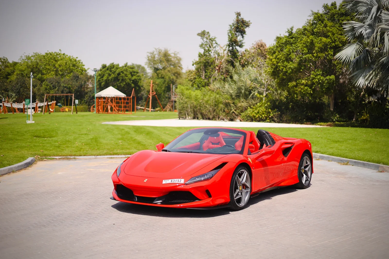 Miete Ferrari F8 Spider Tributo Rot 2022 in der Dubai