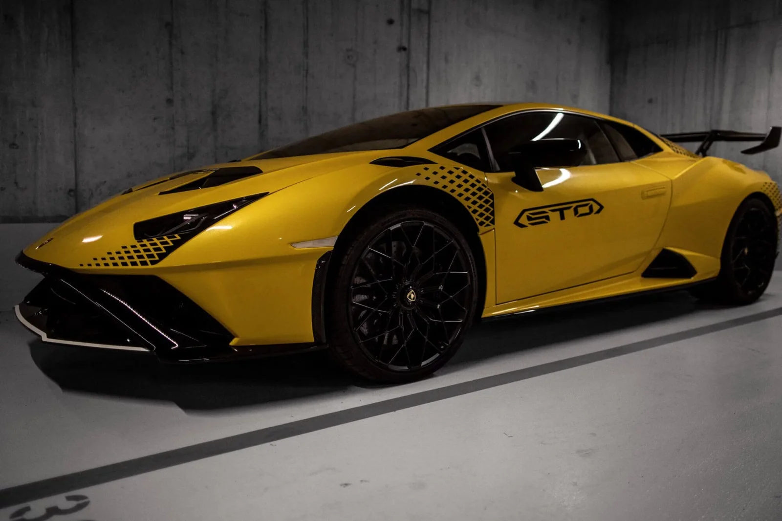 Alquiler Lamborghini Huracan STO Amarillo 2022 en Dubái