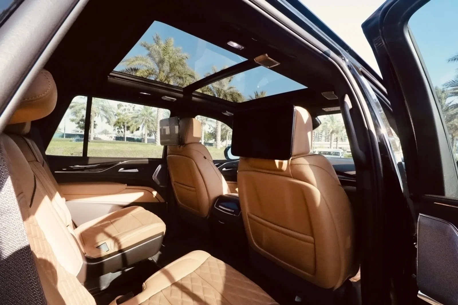 Huren Cadillac Escalade  Zwart 2023 in Dubai - 7 