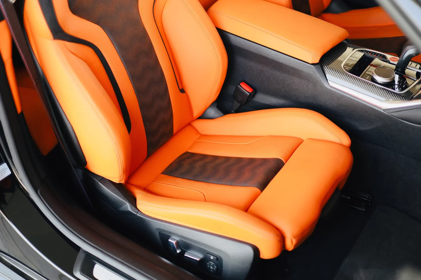 Huren BMW M4 Competition Zwart 2022 in Dubai - 6 