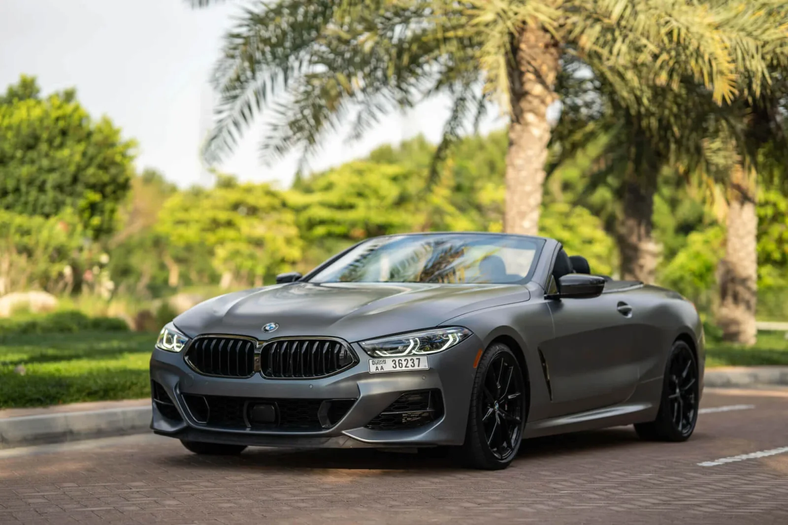 Alquiler BMW 8-Series m850i Gris 2022 en Dubái