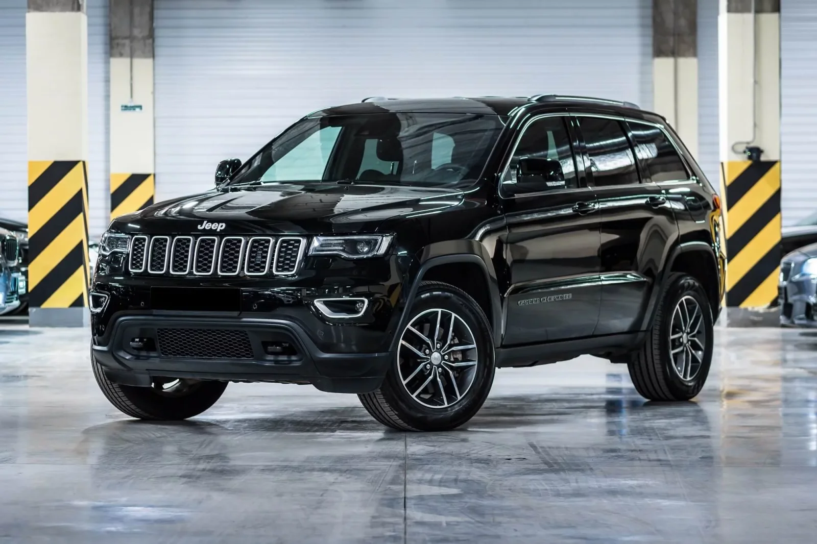 Miete Jeep Grand Cherokee  Schwarz 2021 in der Dubai