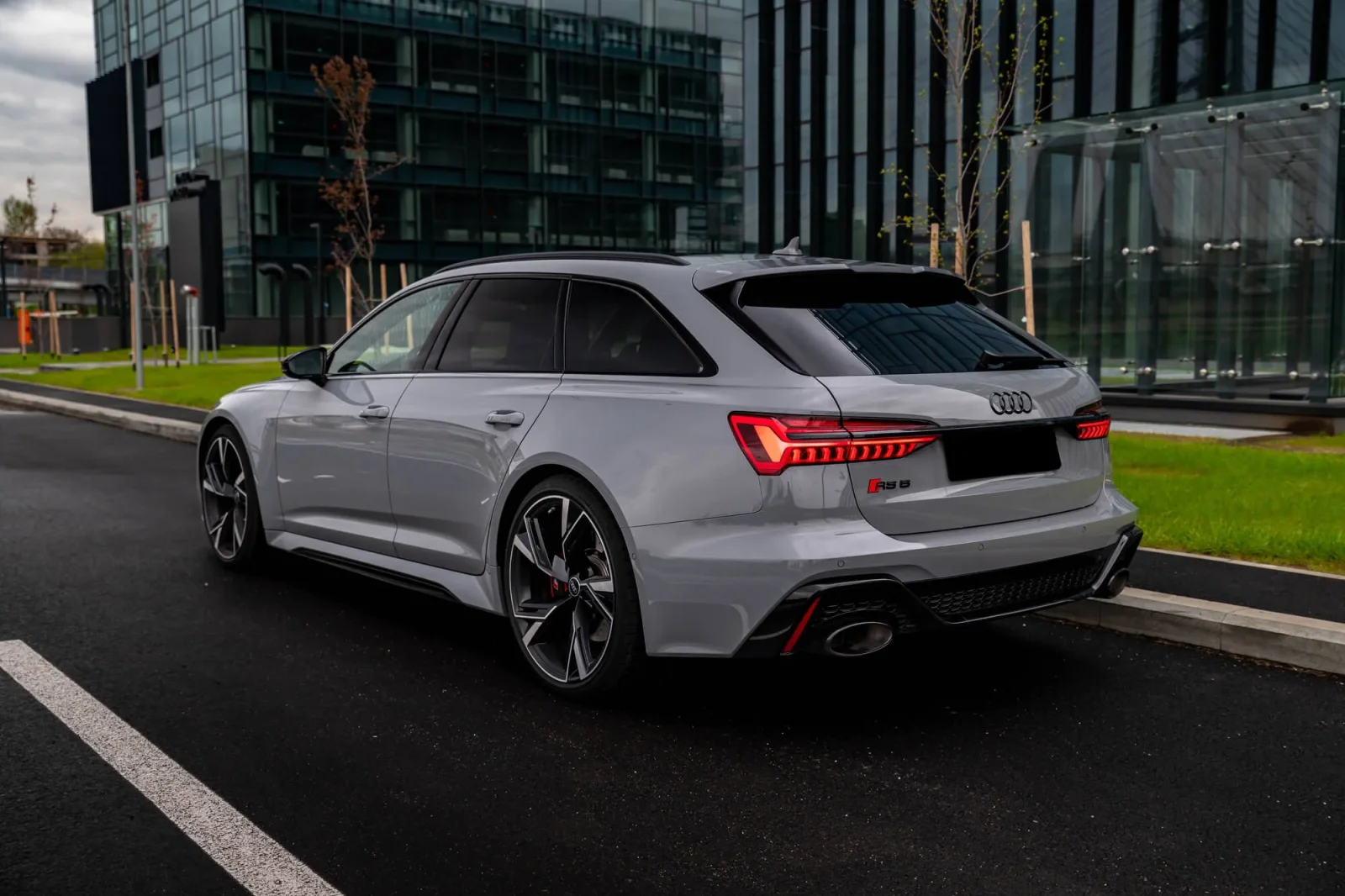 Huren Audi RS6  Grijs 2023 in Dubai