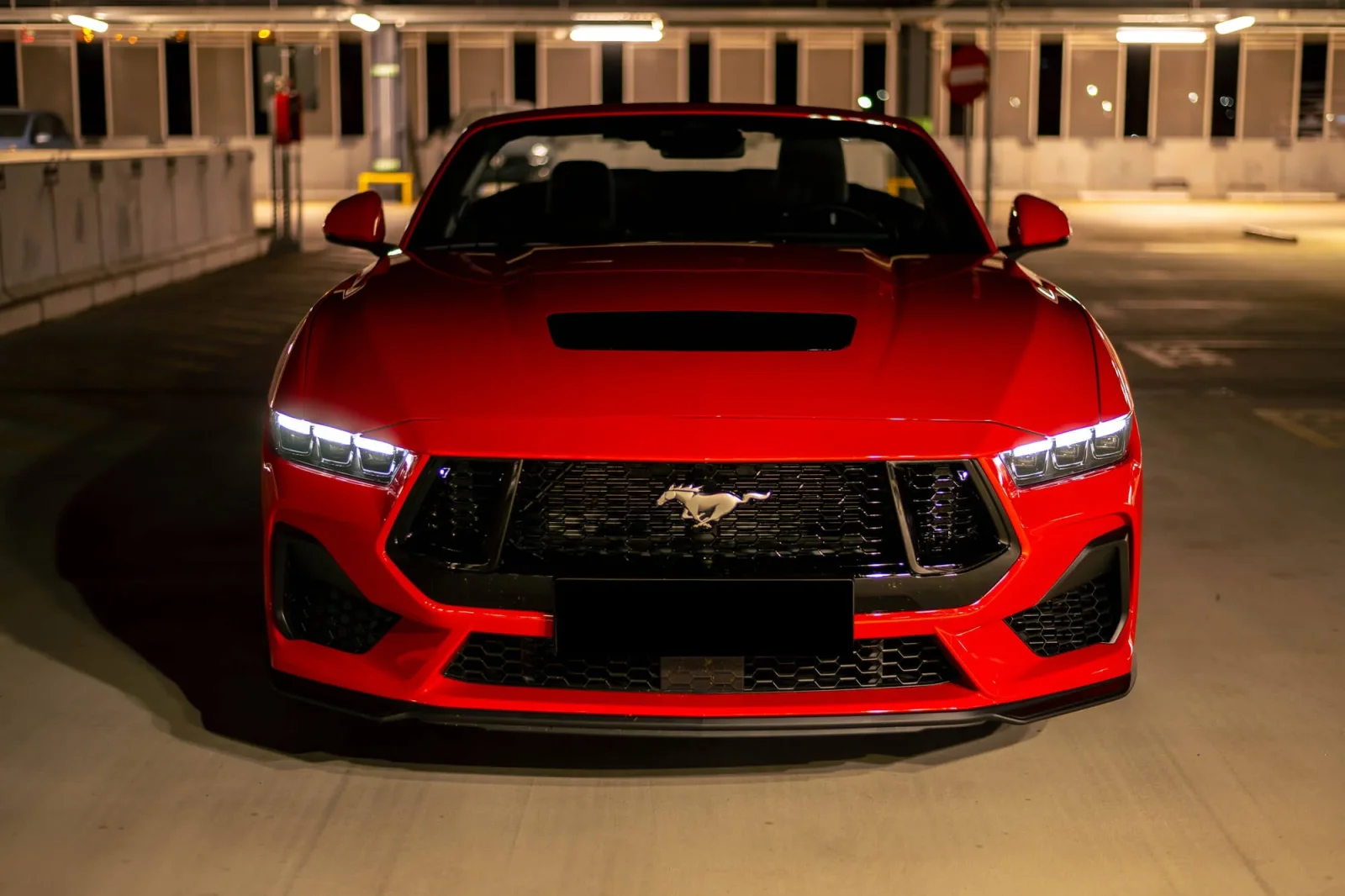 Affitto Ford Mustang  Rosso 2023 in Dubai