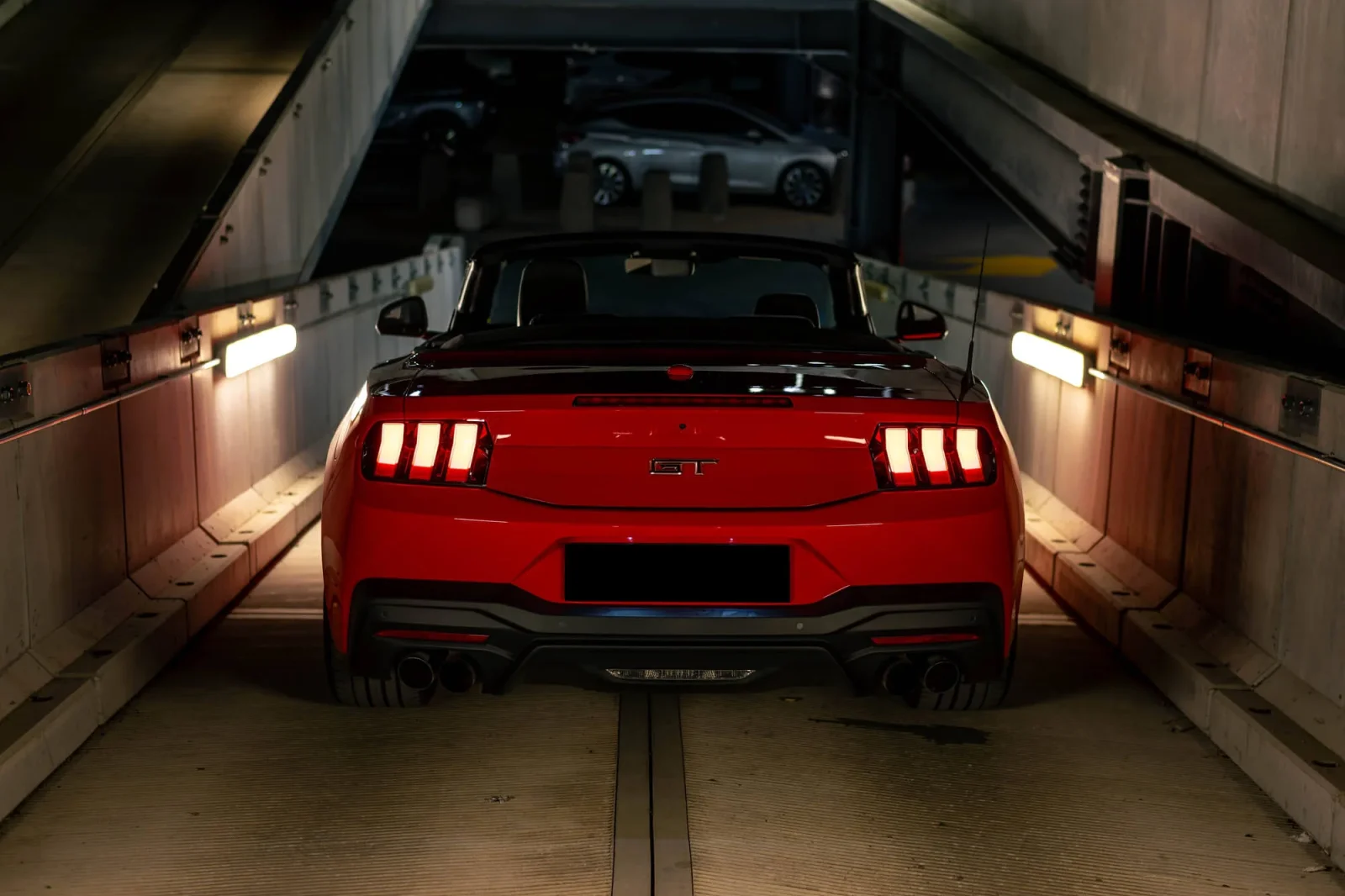 Affitto Ford Mustang  Rosso 2023 in Dubai