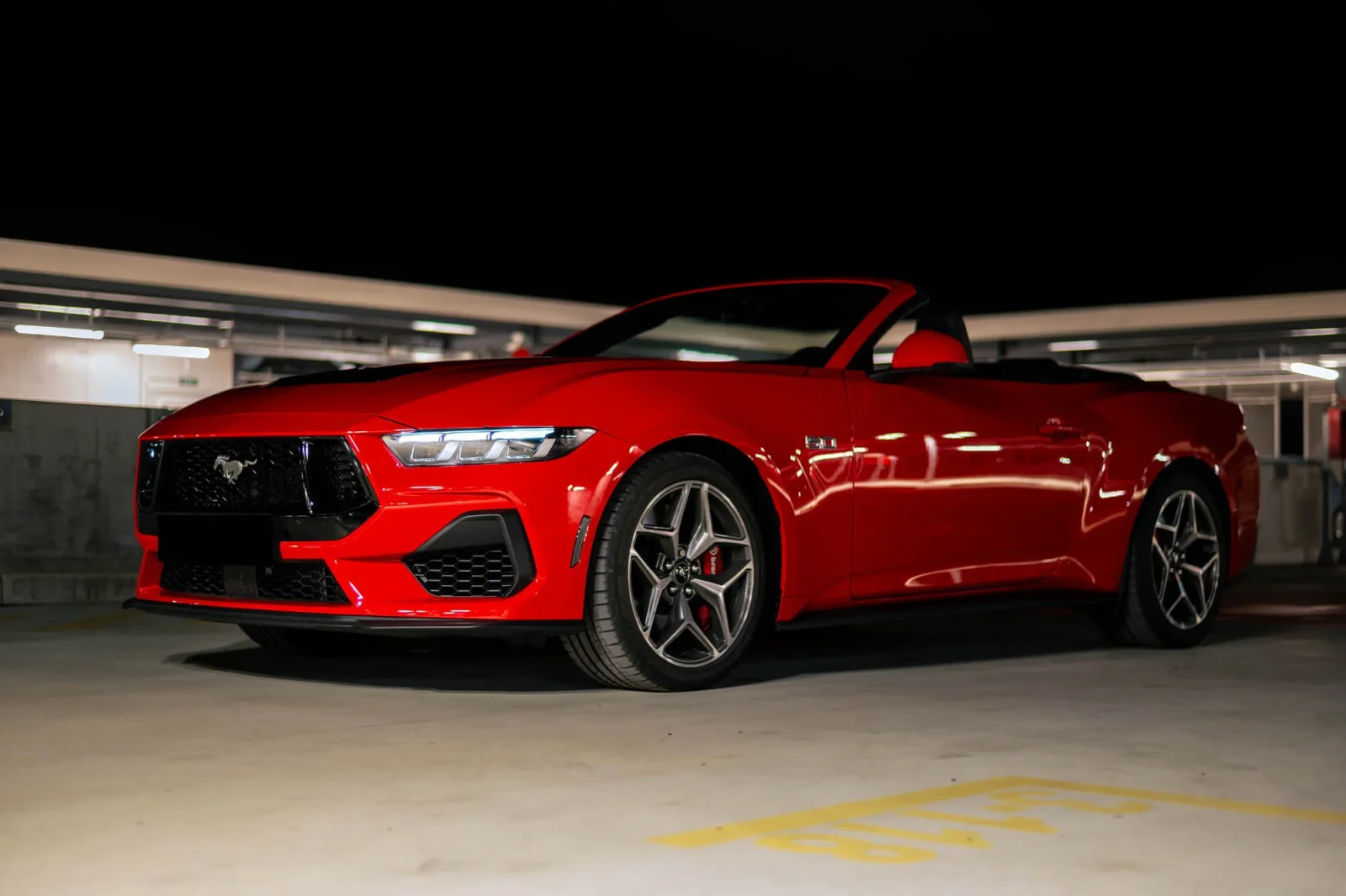 Miete Ford Mustang  Rot 2023 in der Dubai