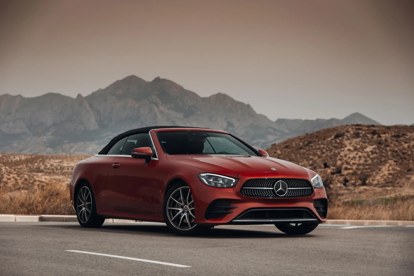 Huren Mercedes-Benz E-Class  Rood 2023 in Dubai