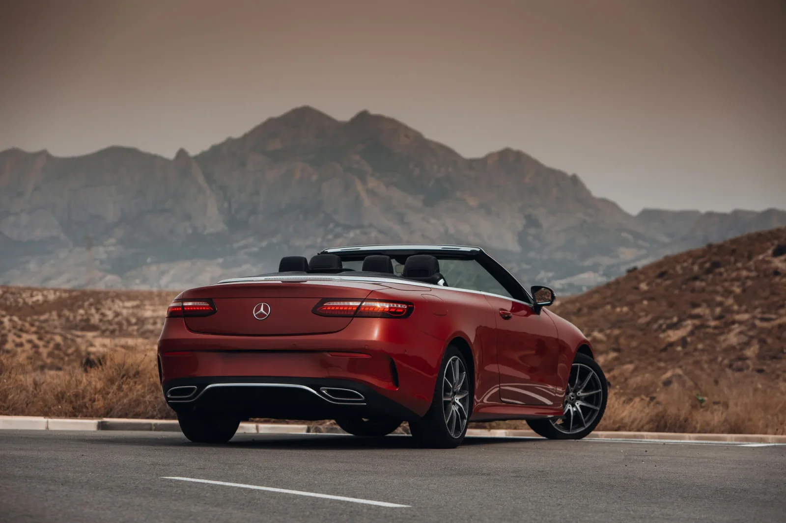 Huren Mercedes-Benz E-Class  Rood 2023 in Dubai