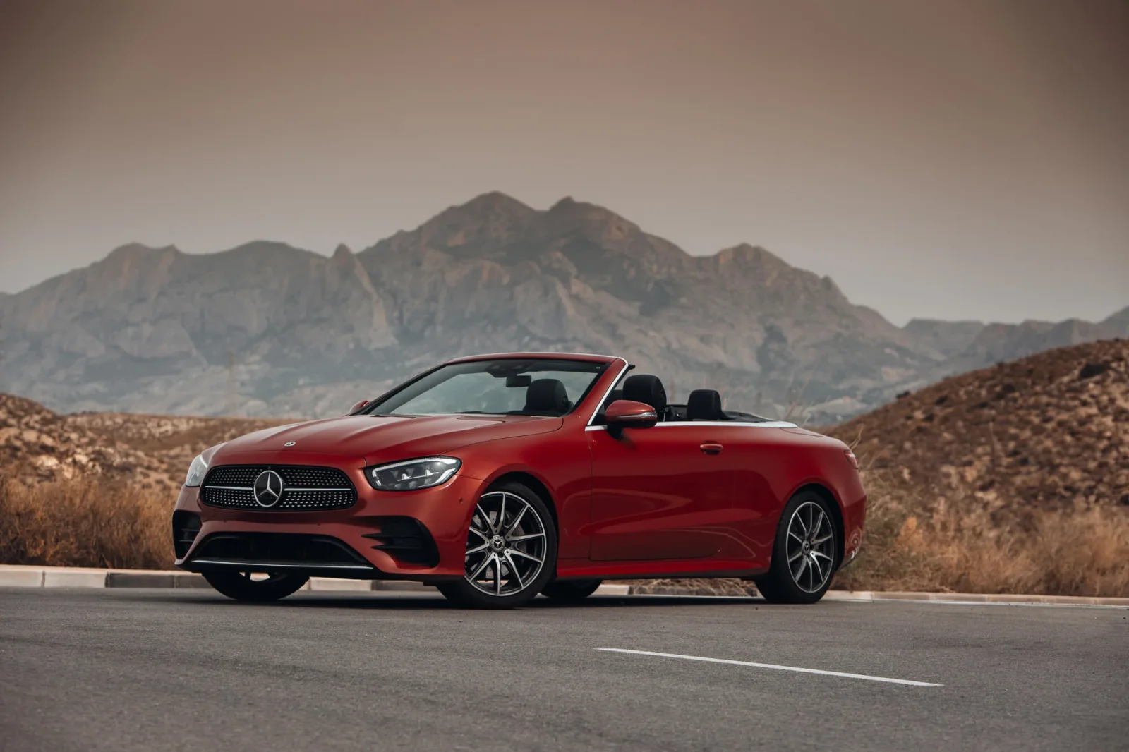 Huren Mercedes-Benz E-Class  Rood 2023 in Dubai