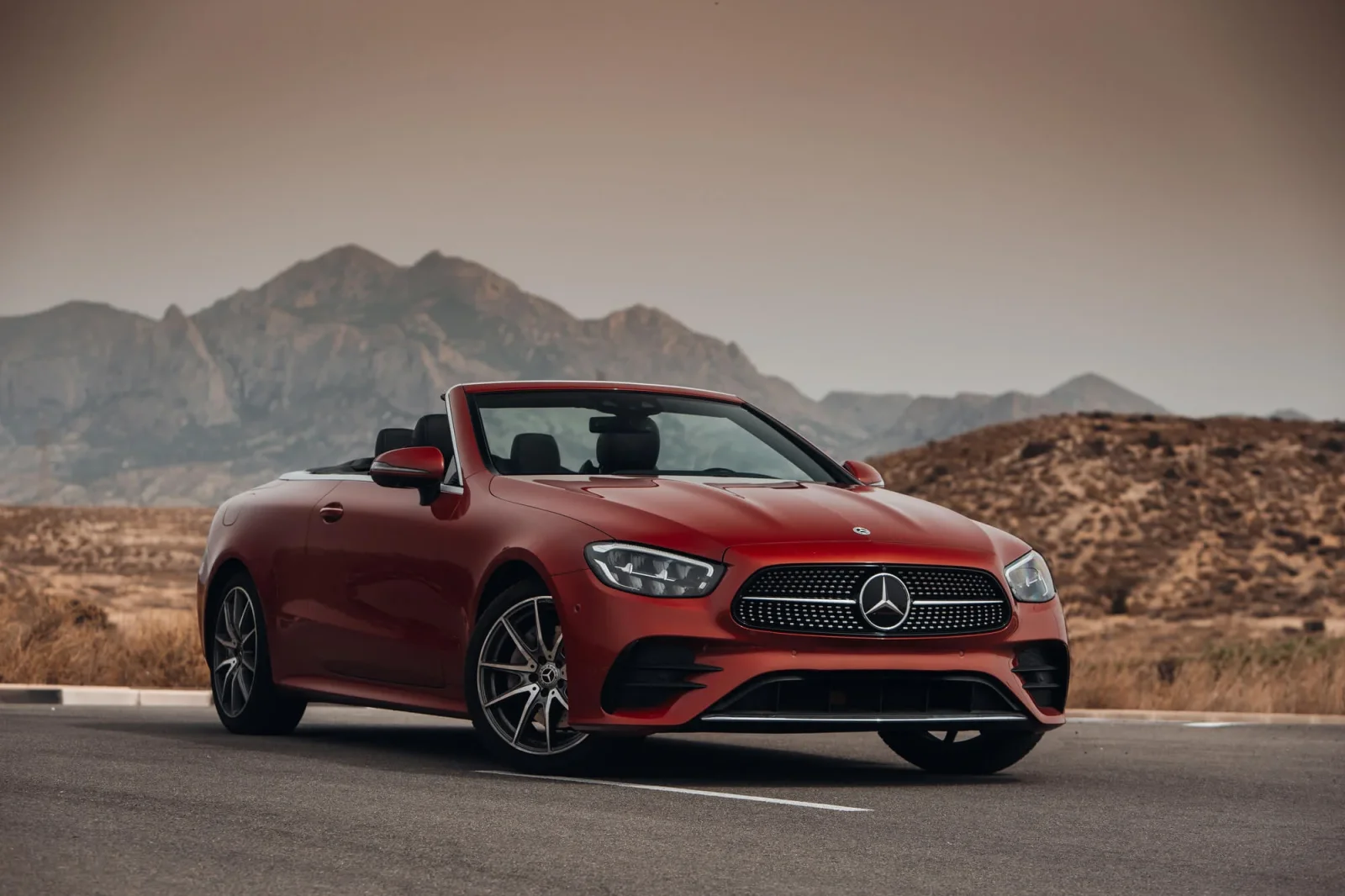 Miete Mercedes-Benz E-Class  Rot 2023 in der Dubai