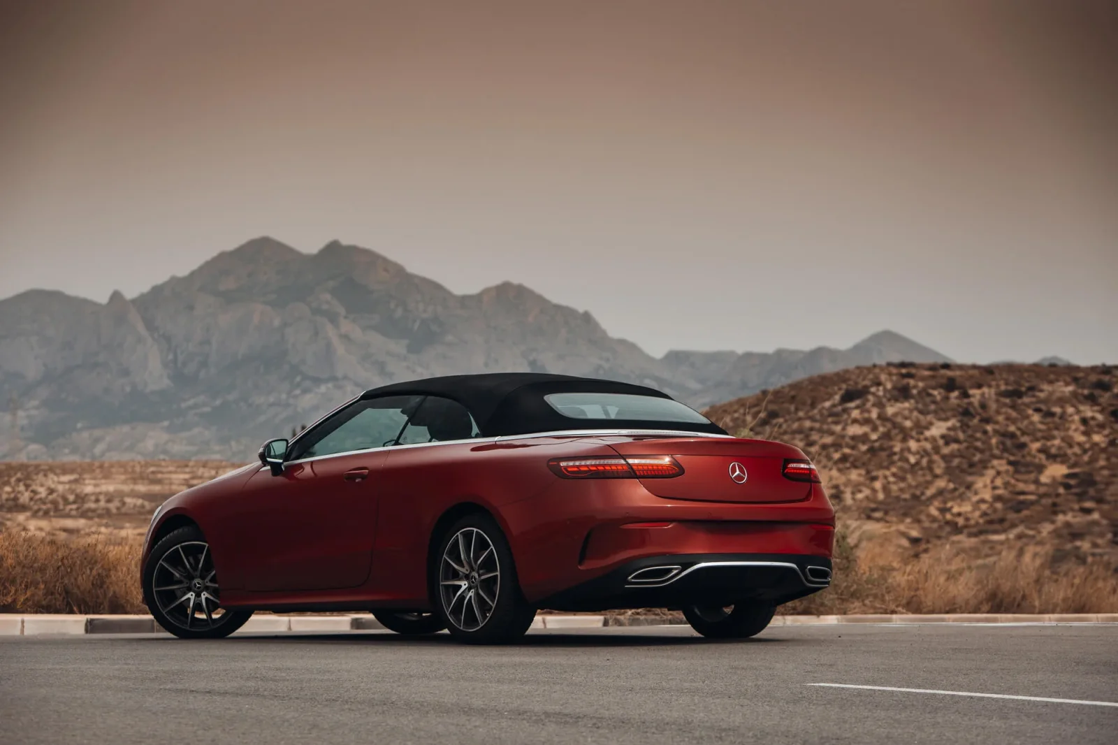 Huren Mercedes-Benz E-Class  Rood 2023 in Dubai