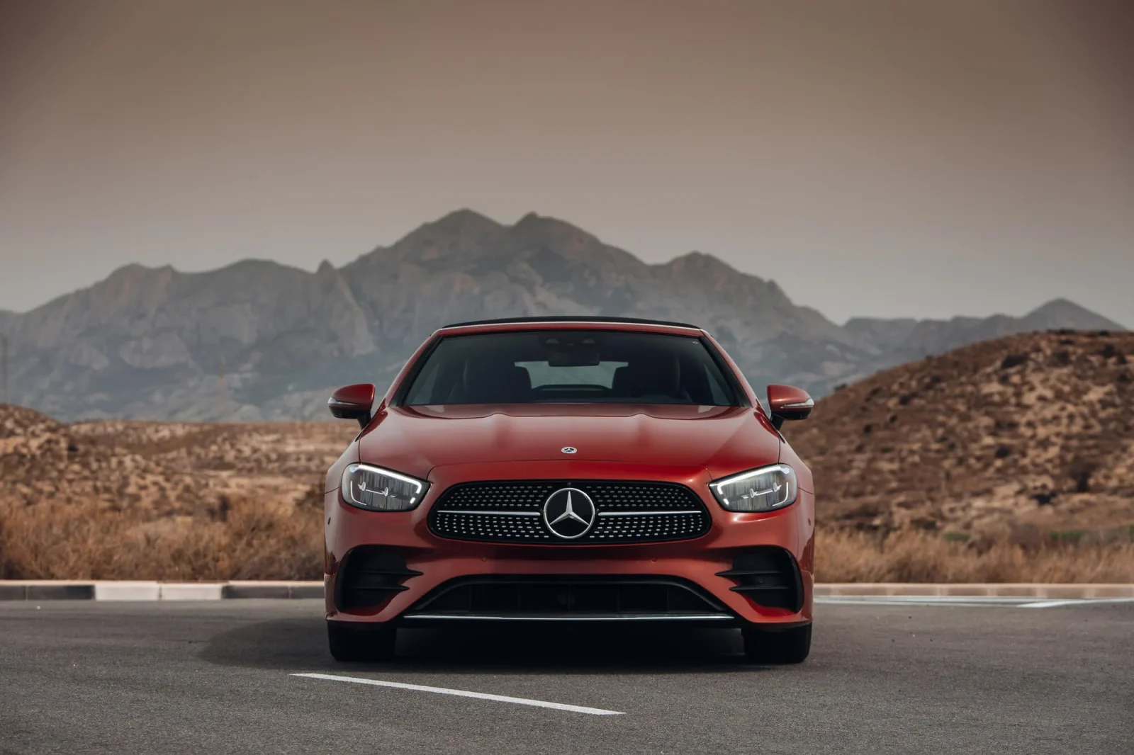 Huren Mercedes-Benz E-Class  Rood 2023 in Dubai