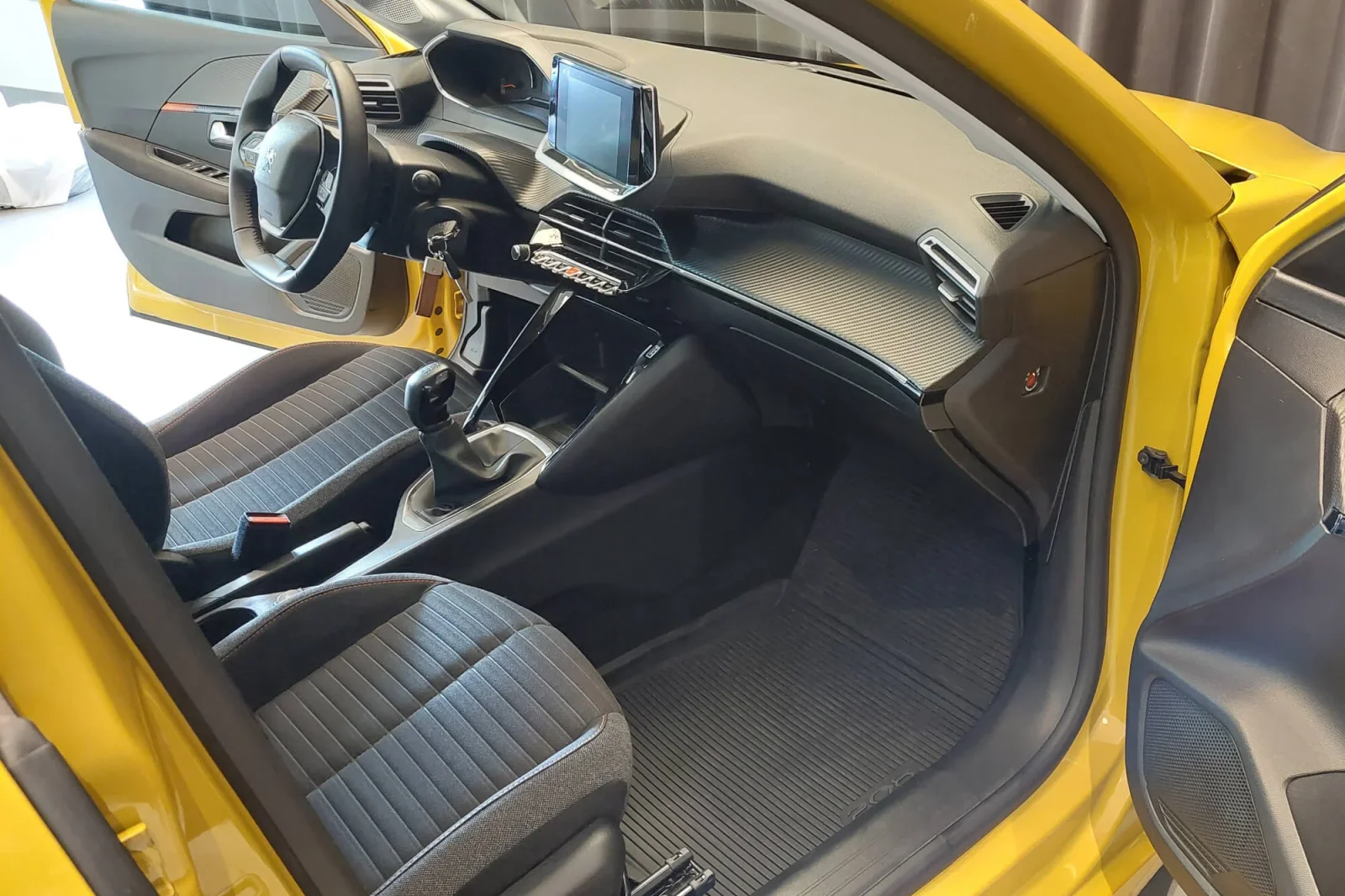 Аренда Peugeot 208  Желтый 2022 в Дубае