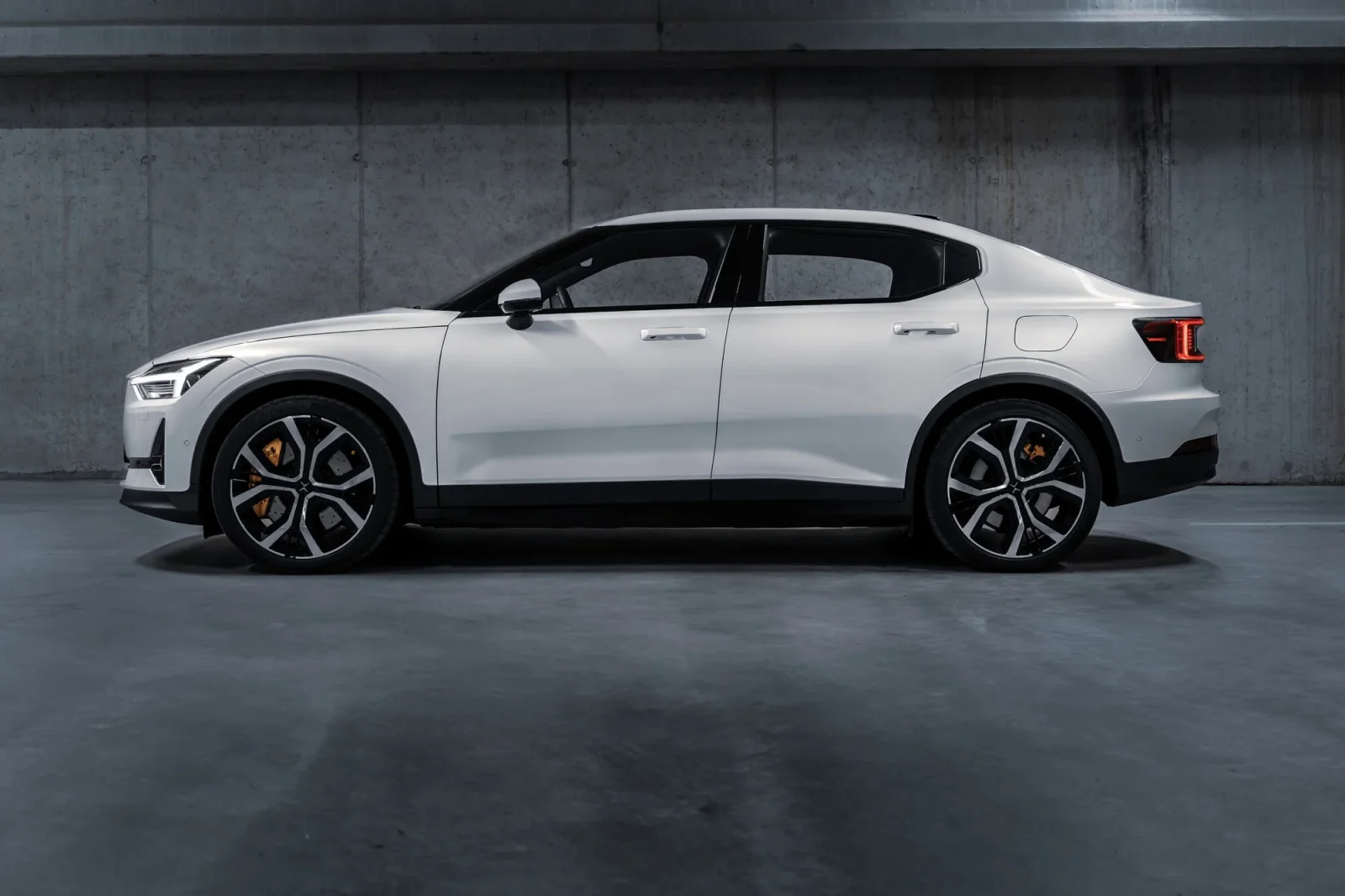 Аренда Polestar 2  Белый 2022 в Дубае