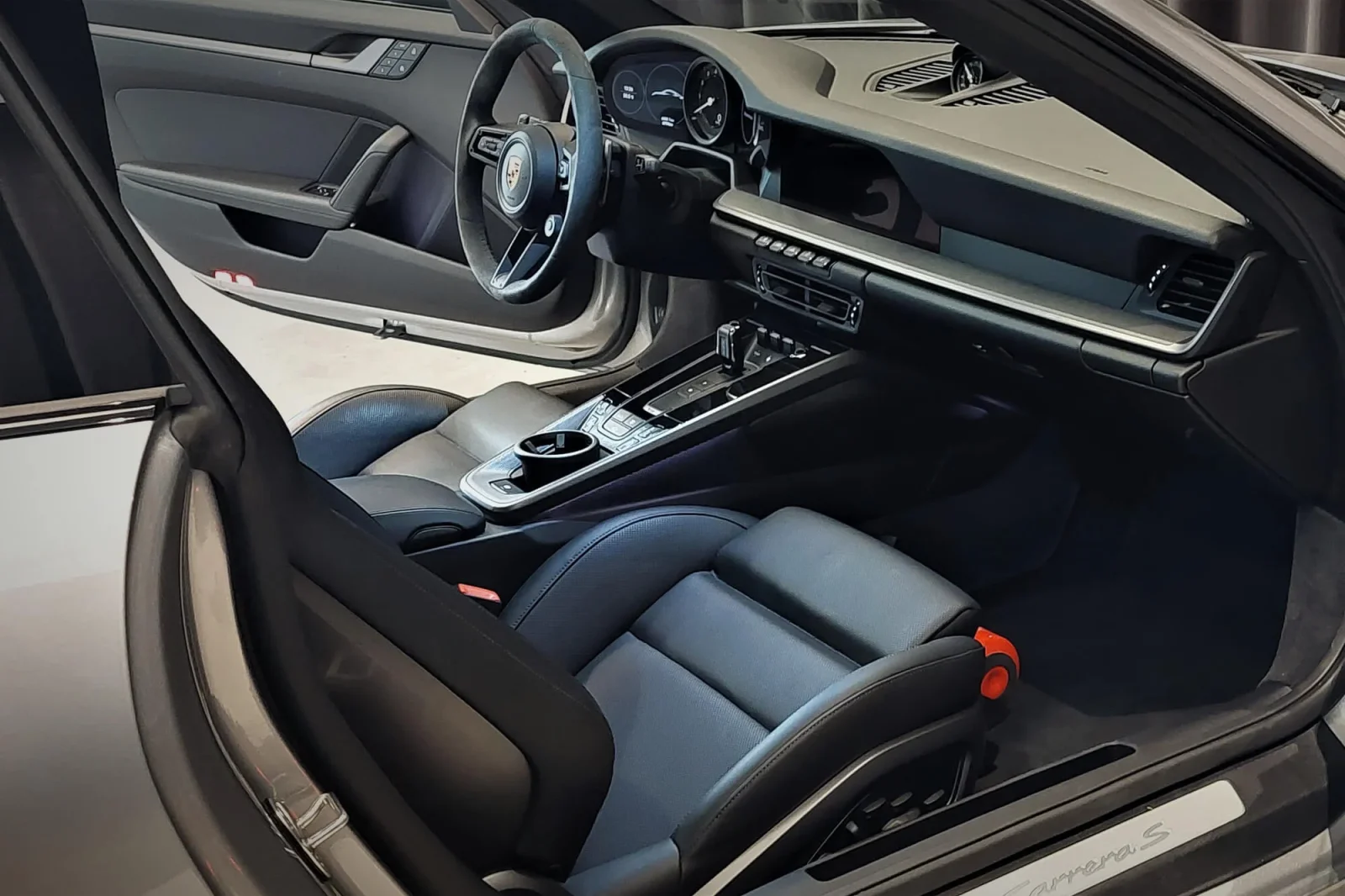 Huren Porsche 911  Zilver 2023 in Dubai