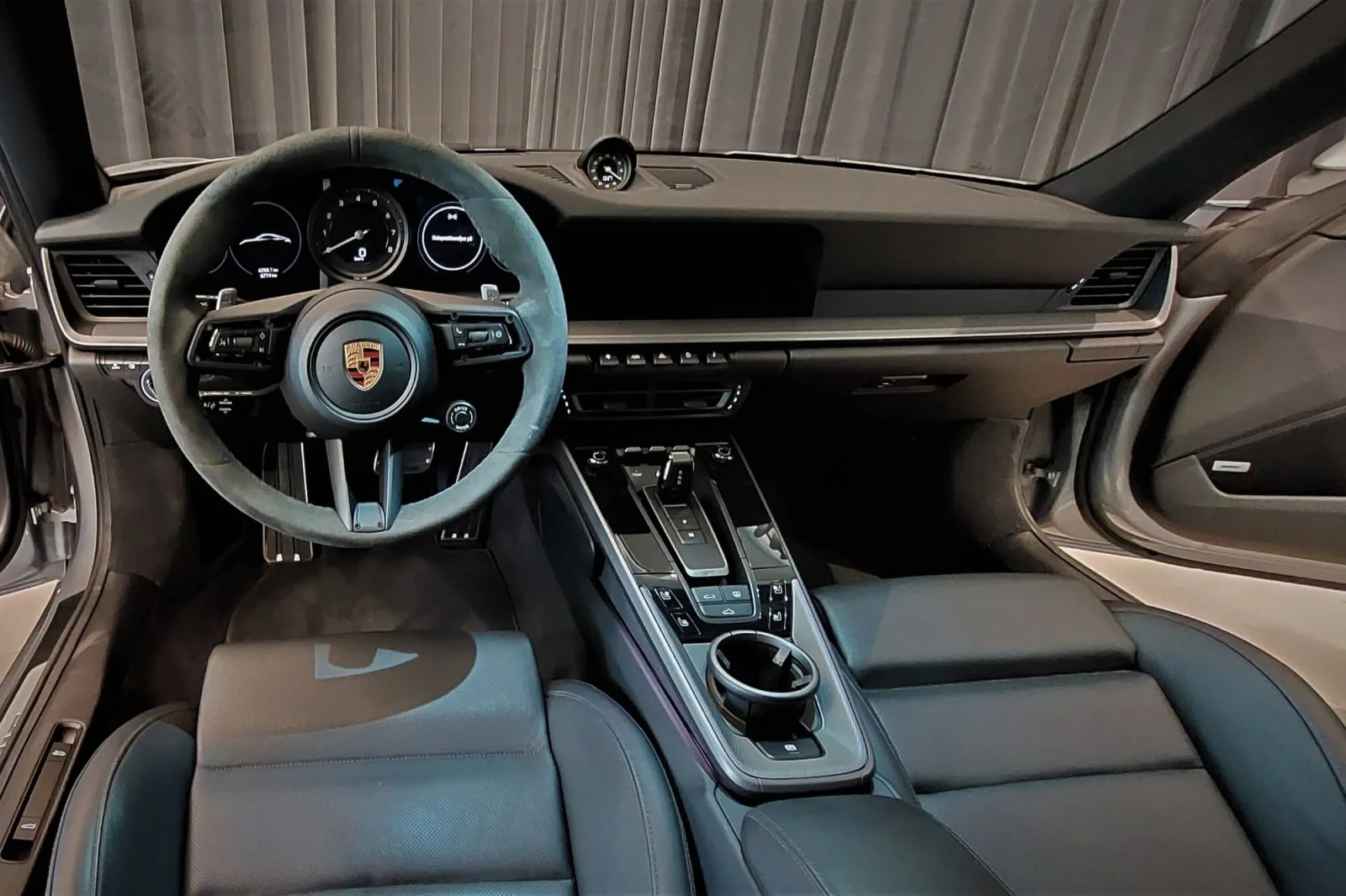 Huren Porsche 911  Zilver 2023 in Dubai